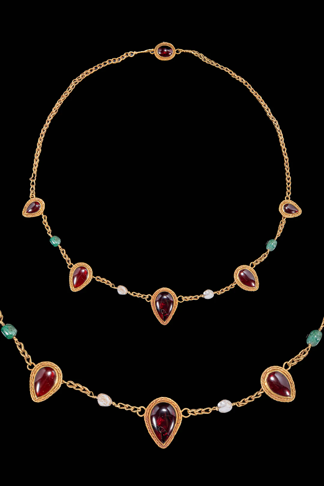 EGYPTIAN GOLD NECKLACE WITH GARNET PENDANTS, PEARLS AND GREEN STONES