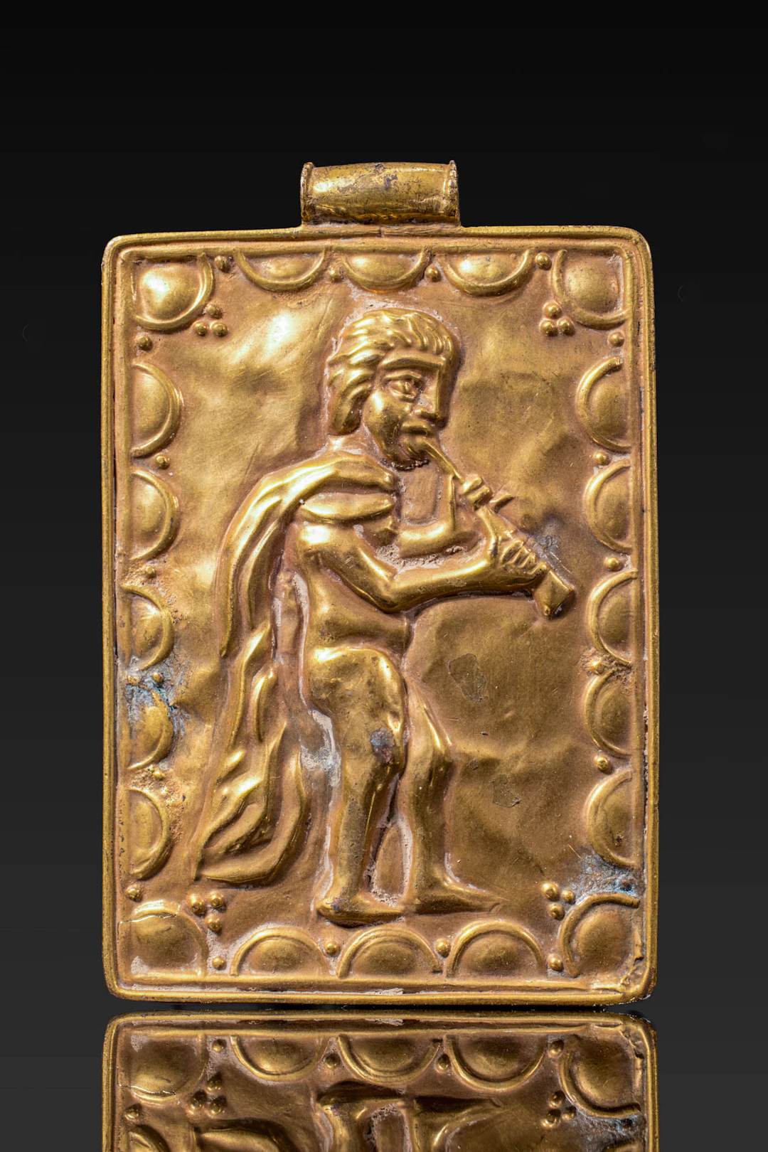 PARTHIAN GOLD PENDANT WITH A MUSICIAN