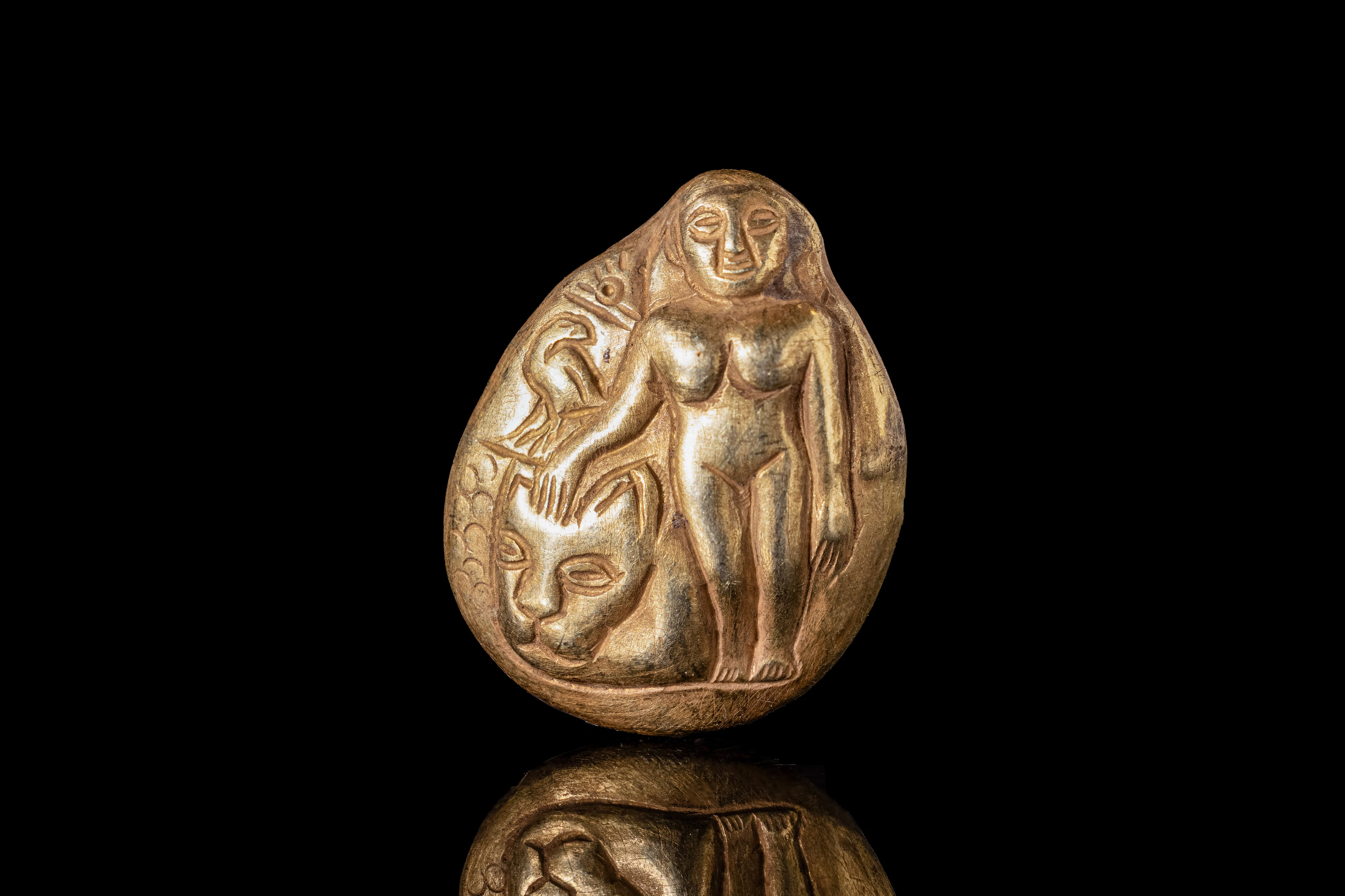 ROMAN GOLD PENDANT WITH A GODDESS AND ANIMALS