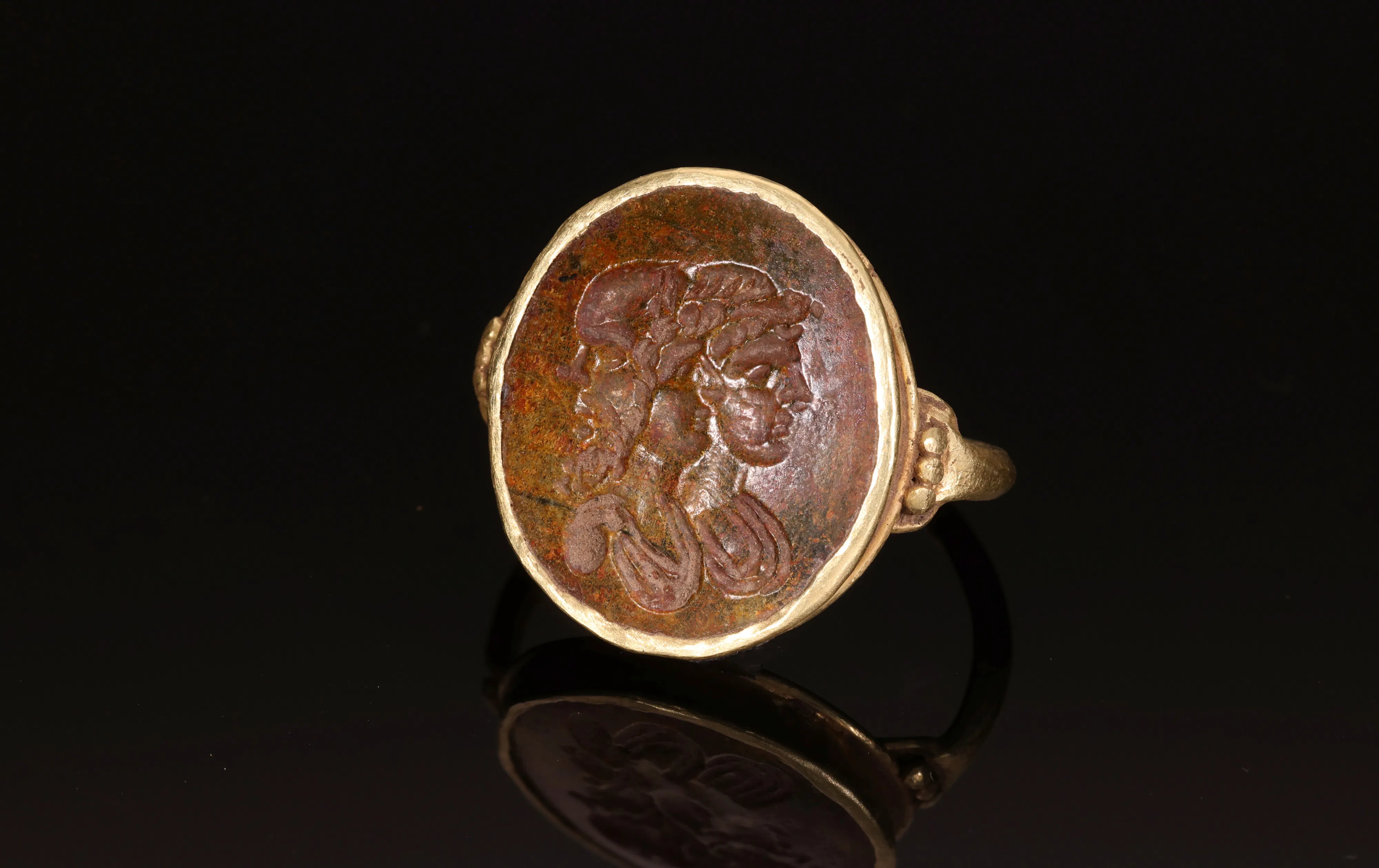 ROMAN GOLD INTAGLIO RING WITH JANIFORM CAPITA JUGATA