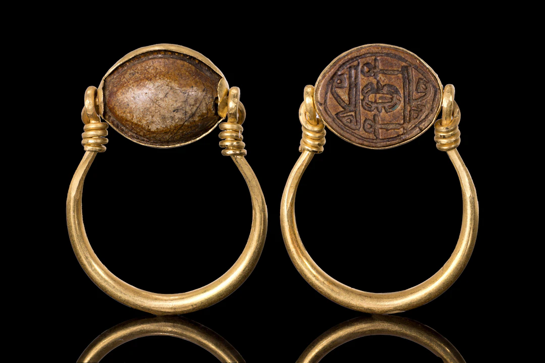 PHOENICIAN STEATITE SCARABOID IN GOLD RING