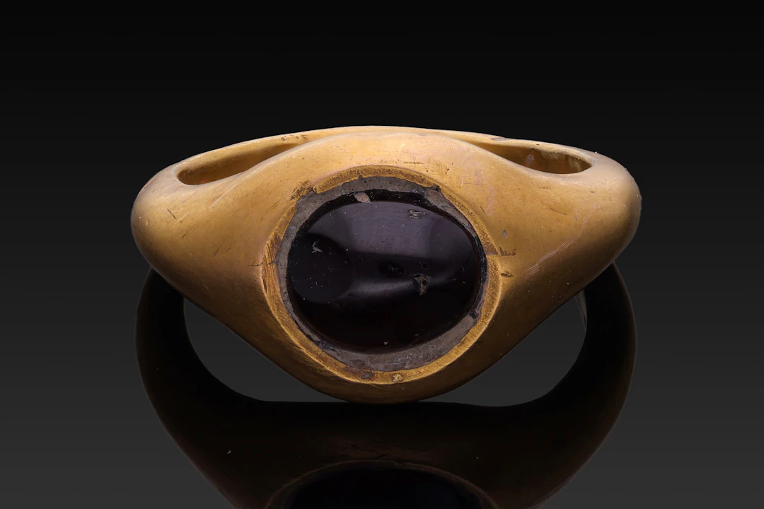 ROMAN GOLD RING WITH GARNET CABOCHON