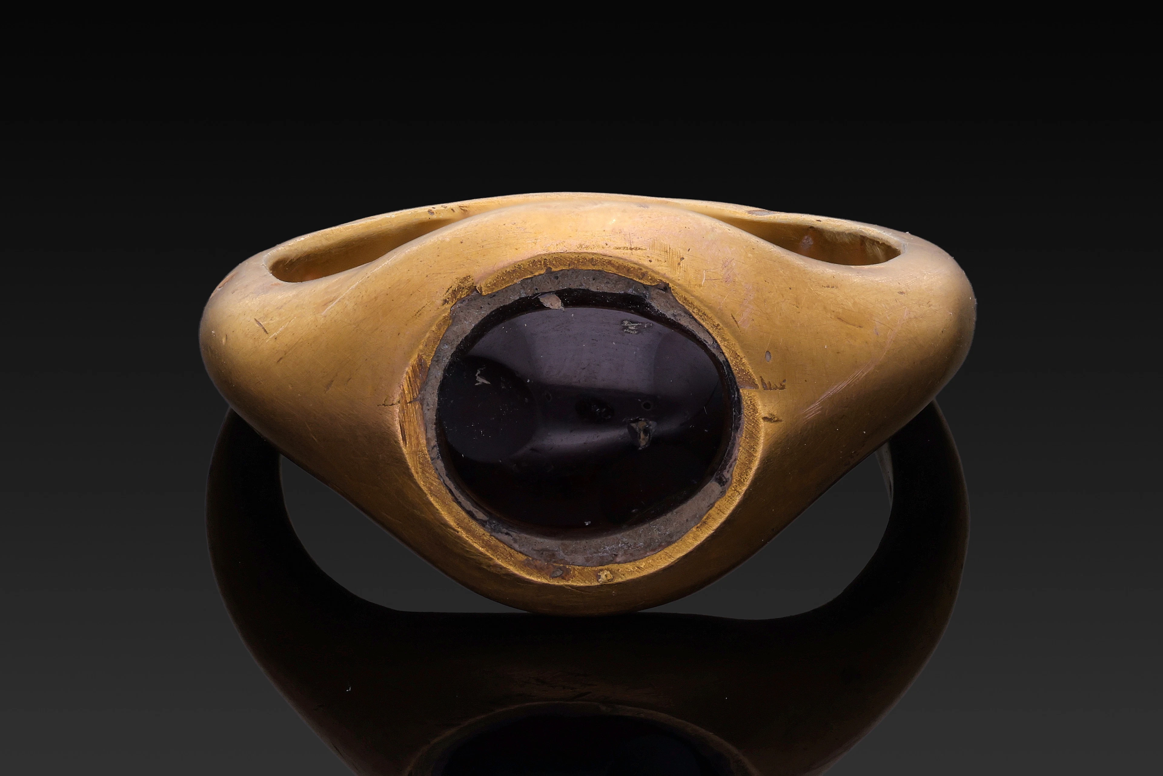 ROMAN GOLD RING WITH GARNET CABOCHON
