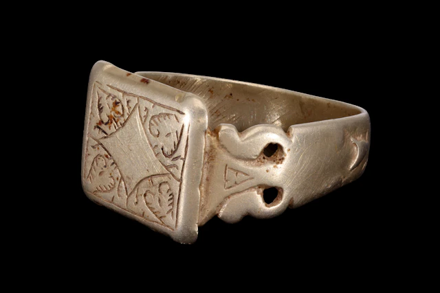 RARE MEDIEVAL SILVER RING WITH CROSS MOTIF