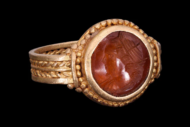LATE ROMAN GOLD RING WITH CARNELIAN INTAGLIO OF A NOBLEWOMAN