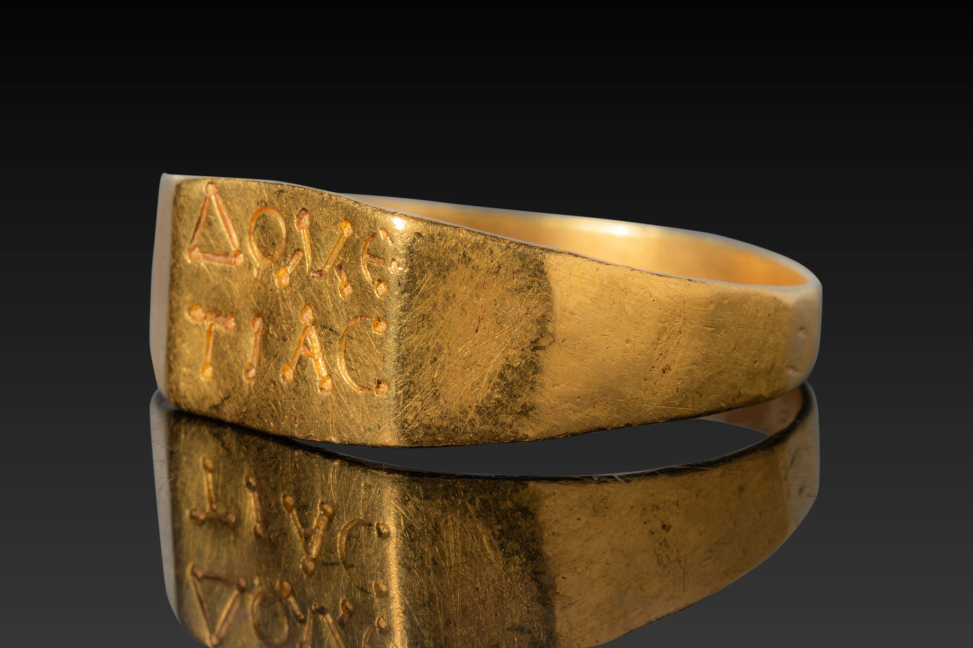 ROMAN HIGH KARAT GOLD RING WITH INSCRIPTION 'DOMETHIAS'
