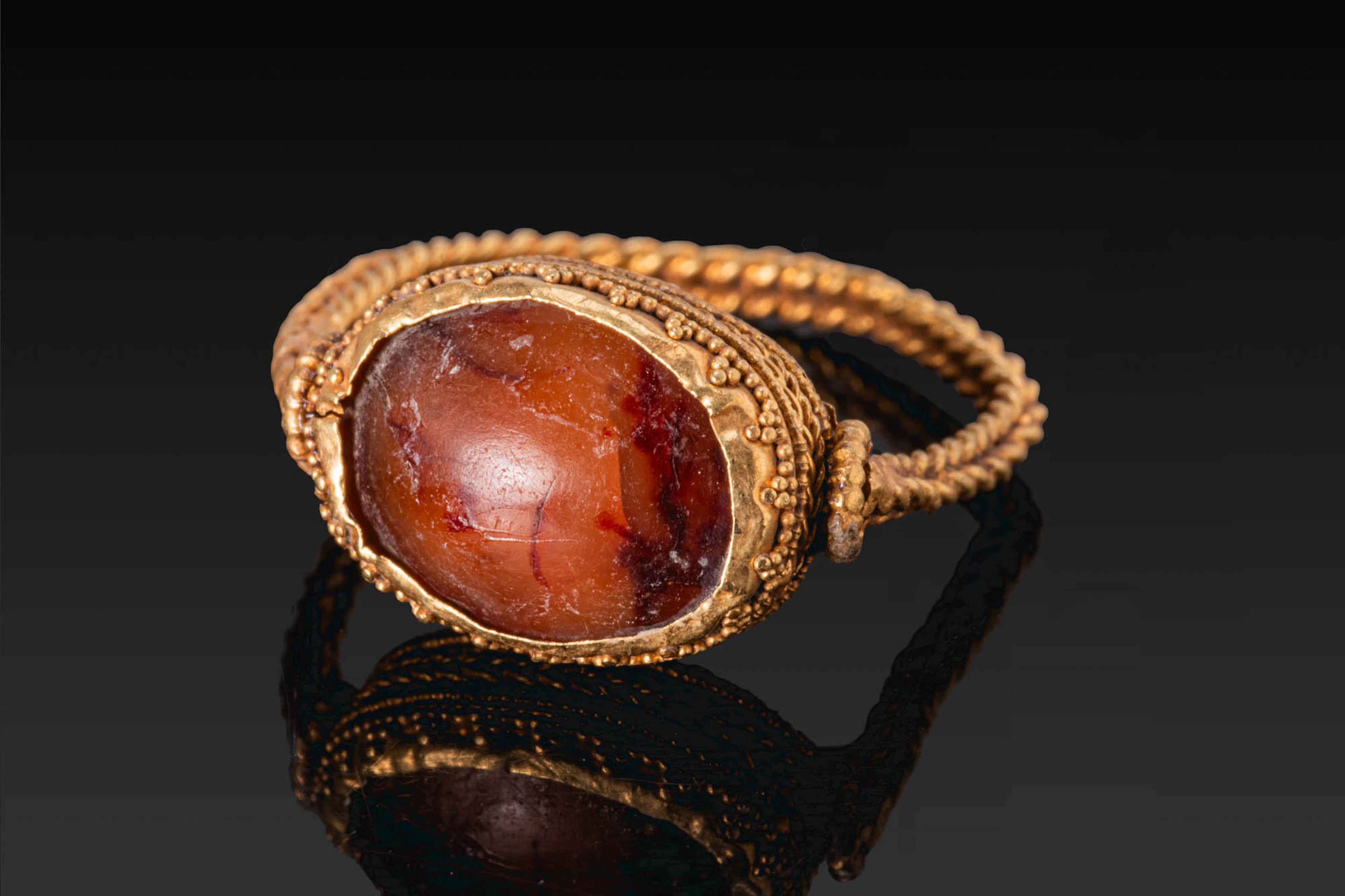 HELLENISTIC GOLD RING WITH CARNELIAN CABOCHON AND GRANULATION