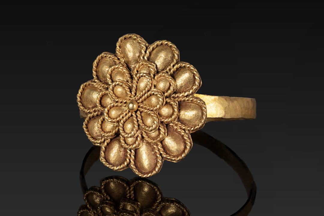 HELLENISTIC GOLD RING WITH ROSETTE