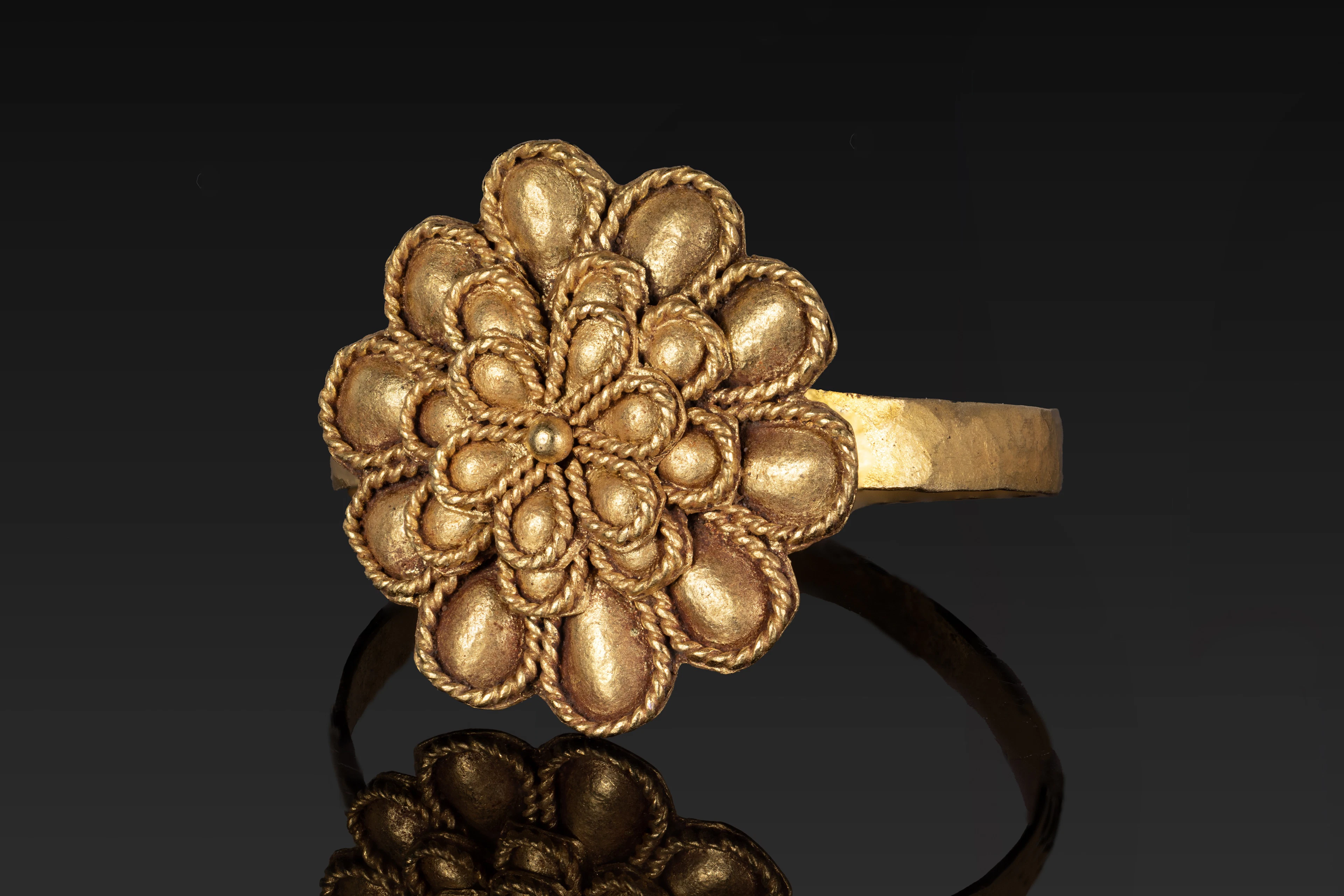 HELLENISTIC GOLD RING WITH ROSETTE