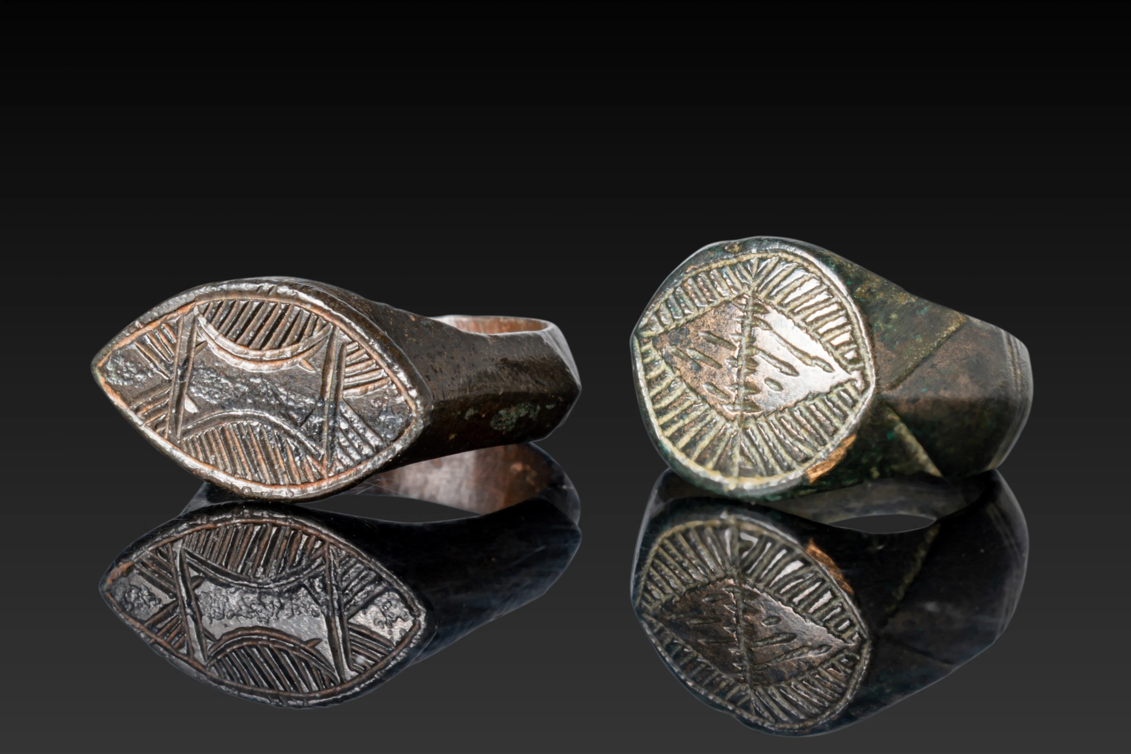PAIR OF MEDIEVAL BRONZE FINGER RINGS WITH GEOMETRIC MOTIFS