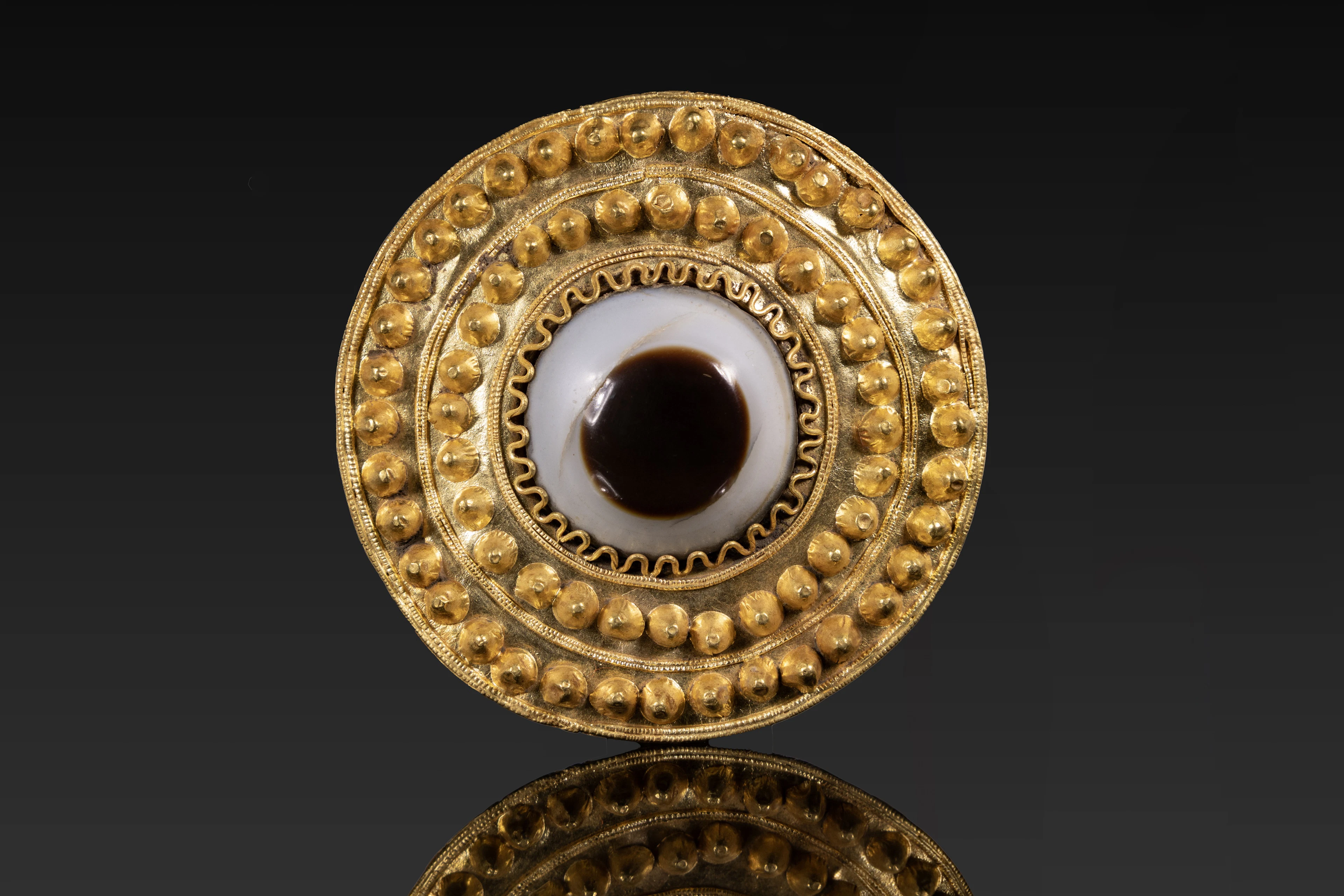 LARGE HELLENISTIC EYE AGATE CABOCHON IN GOLD MEDALLION