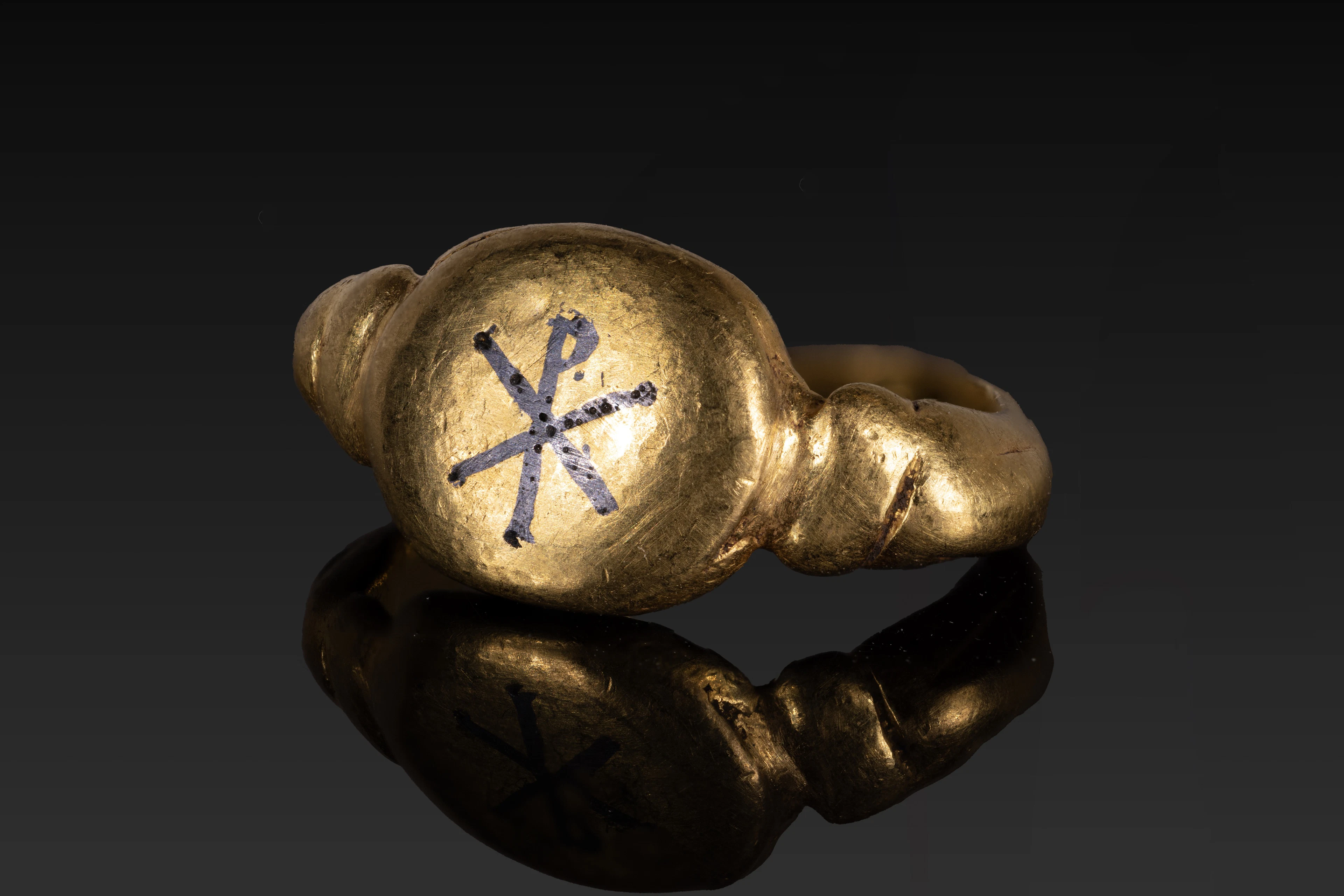EARLY BYZANTINE GOLD AND NIELLO RING WITH CHI-RHO