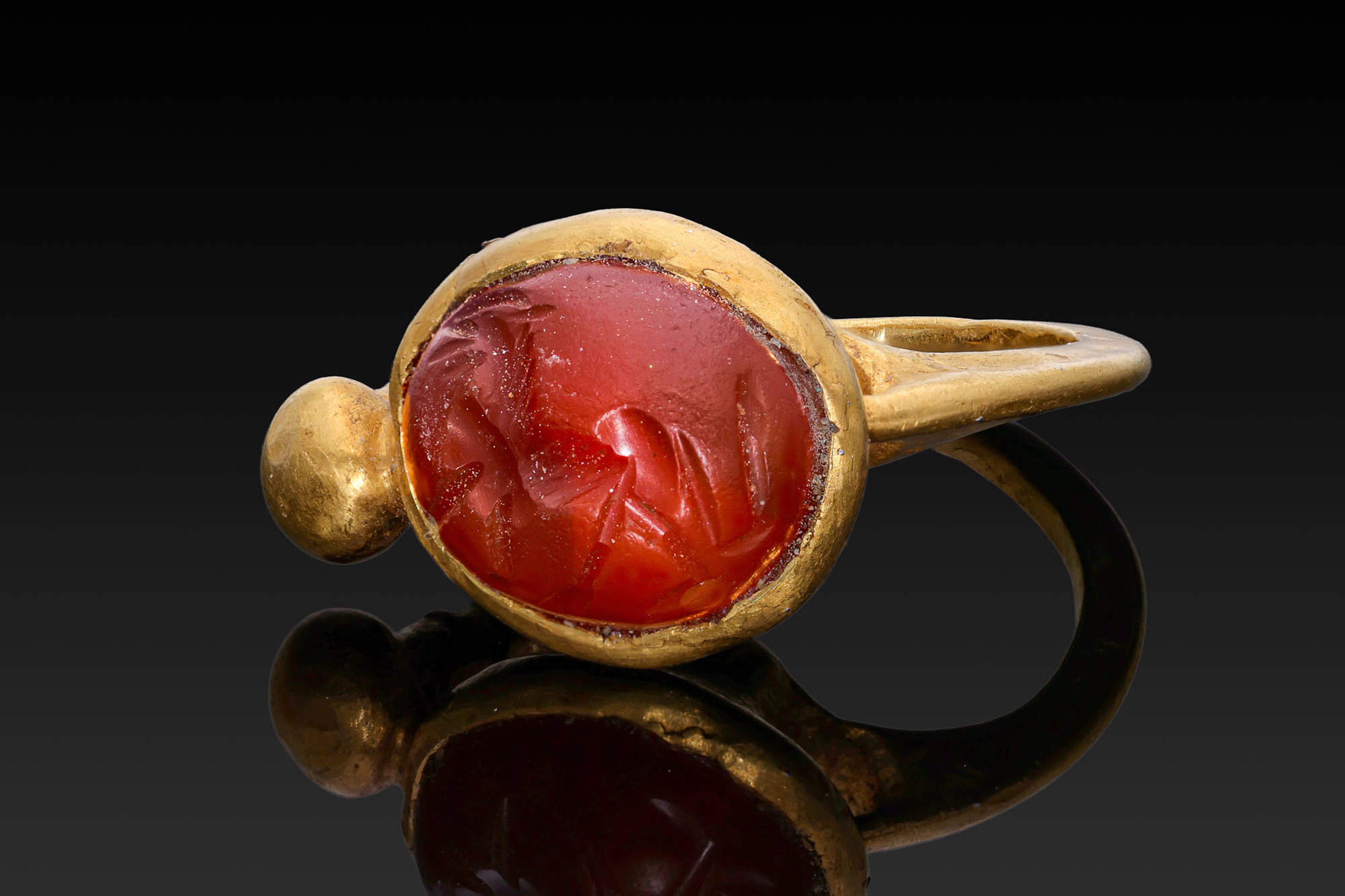 SASANIAN GOLD RING WITH CARNELIAN INTAGLIO OF A LION