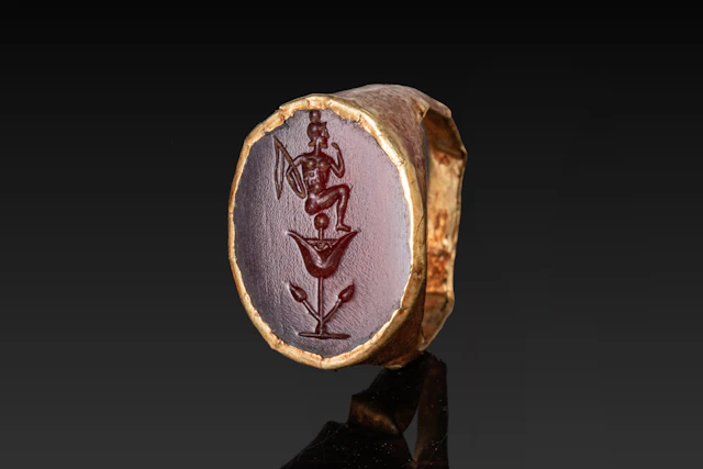 ROMAN GOLD RING WITH CARNELIAN INTAGLIO DEPICTING HARPOKRATES ON LOTUS FLOWER