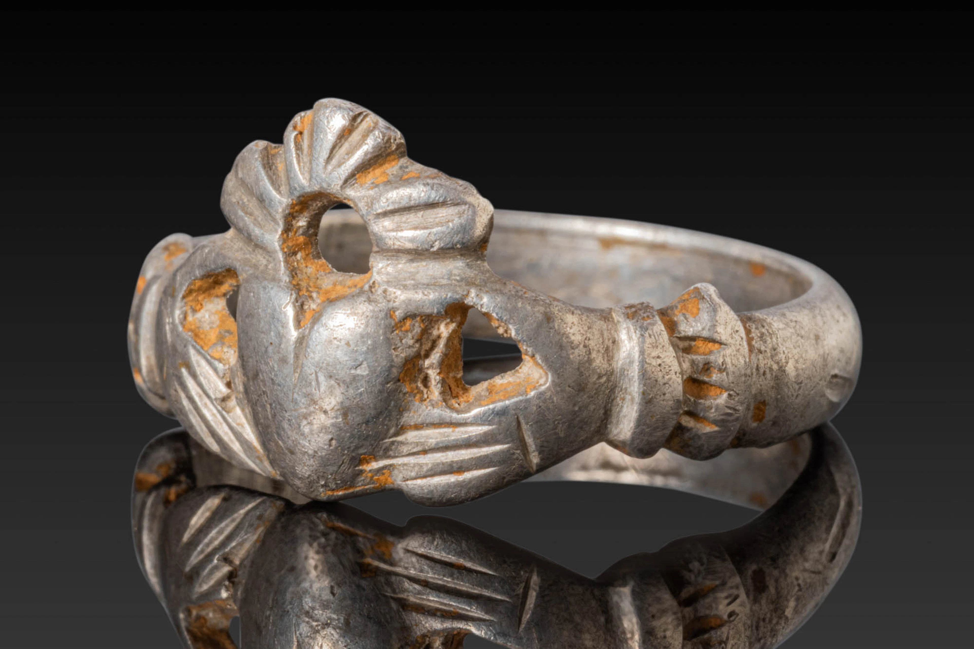 POST-MEDIEVAL SILVER-GILT CLADDAGH RING