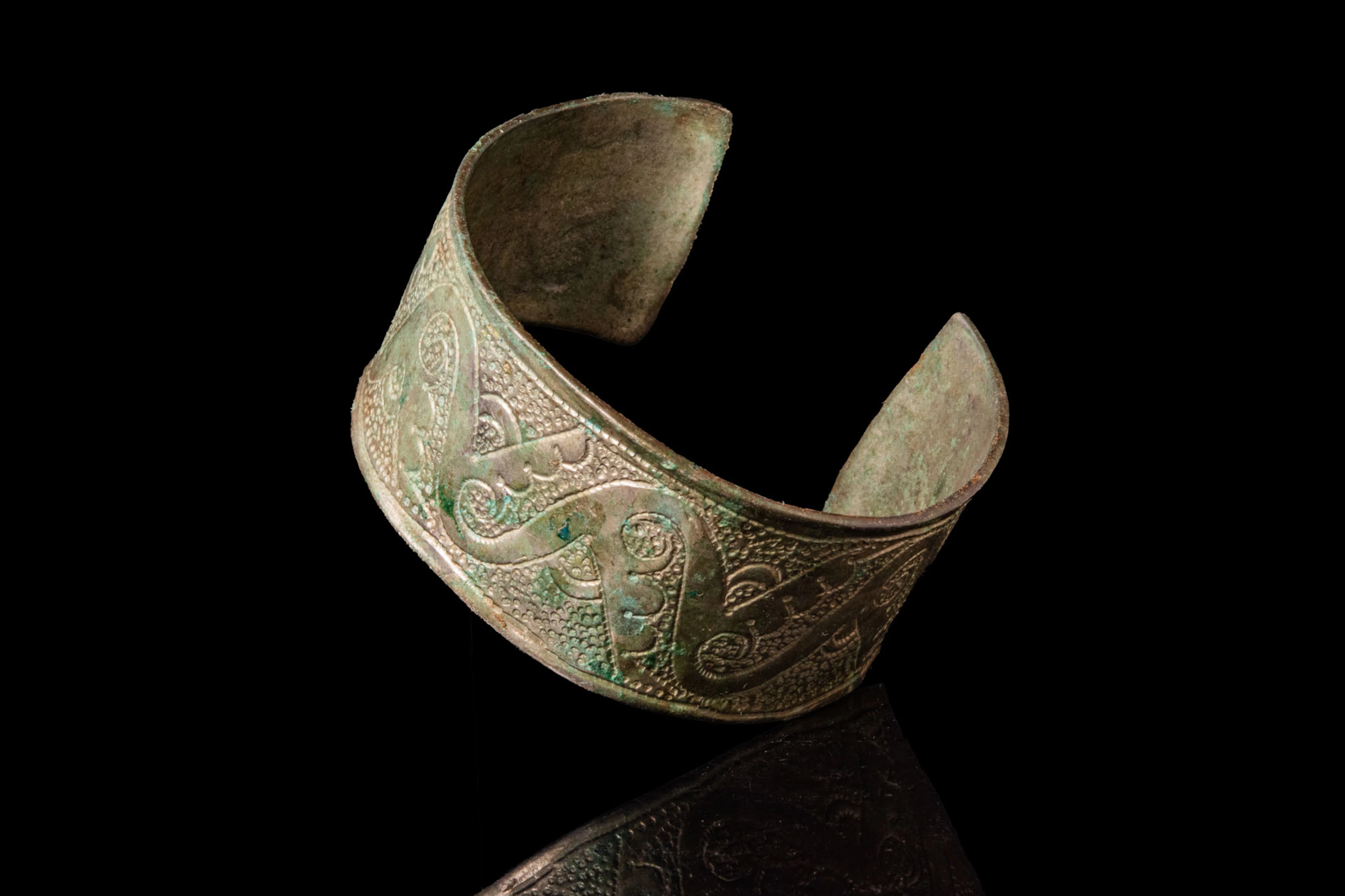 VIKING PERIOD SILVER BRACELET WITH PHYTOMORPHIC DECORATION