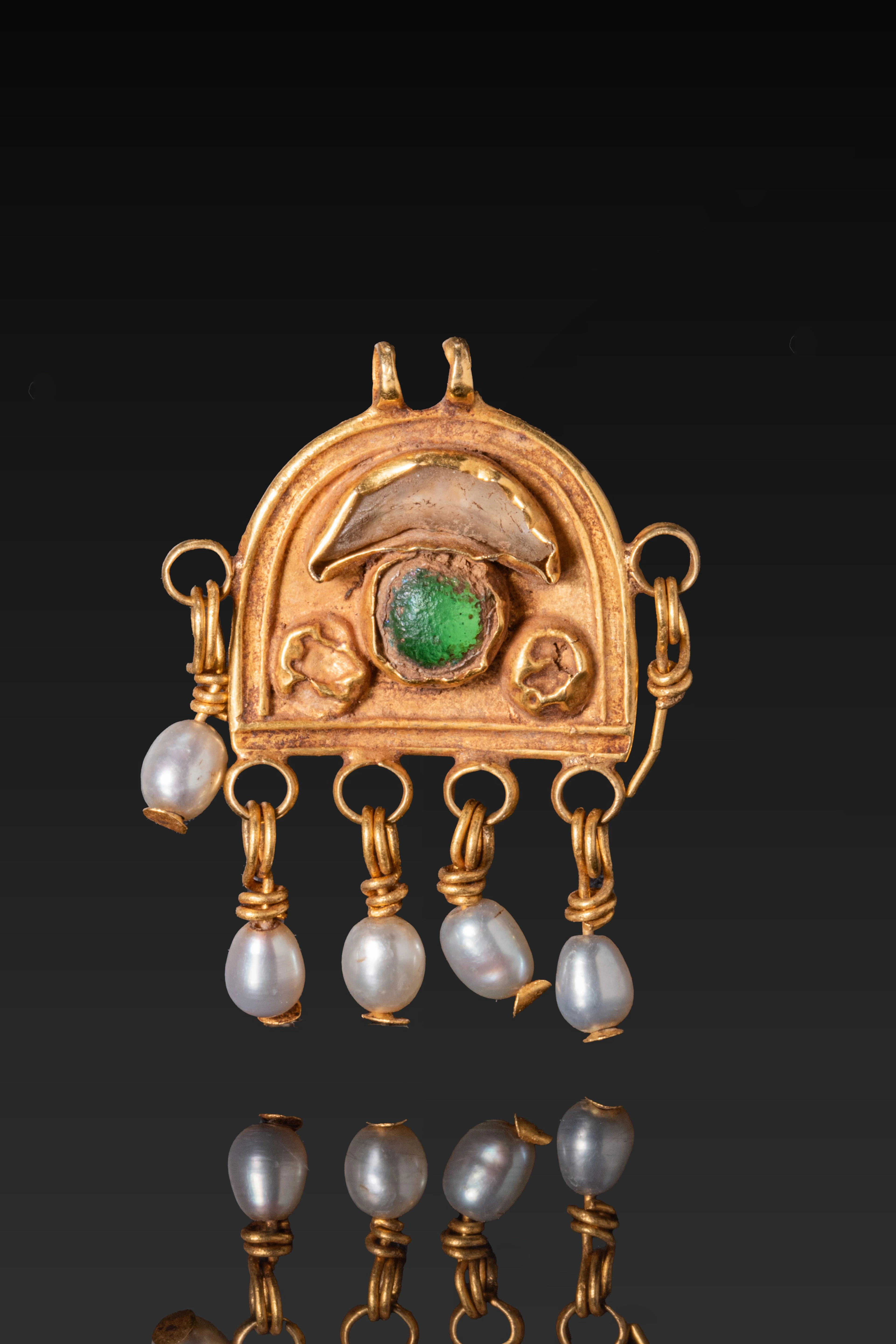 BYZANTINE GOLD AND PEARL PENDANT WITH GREEN GLASS INSET