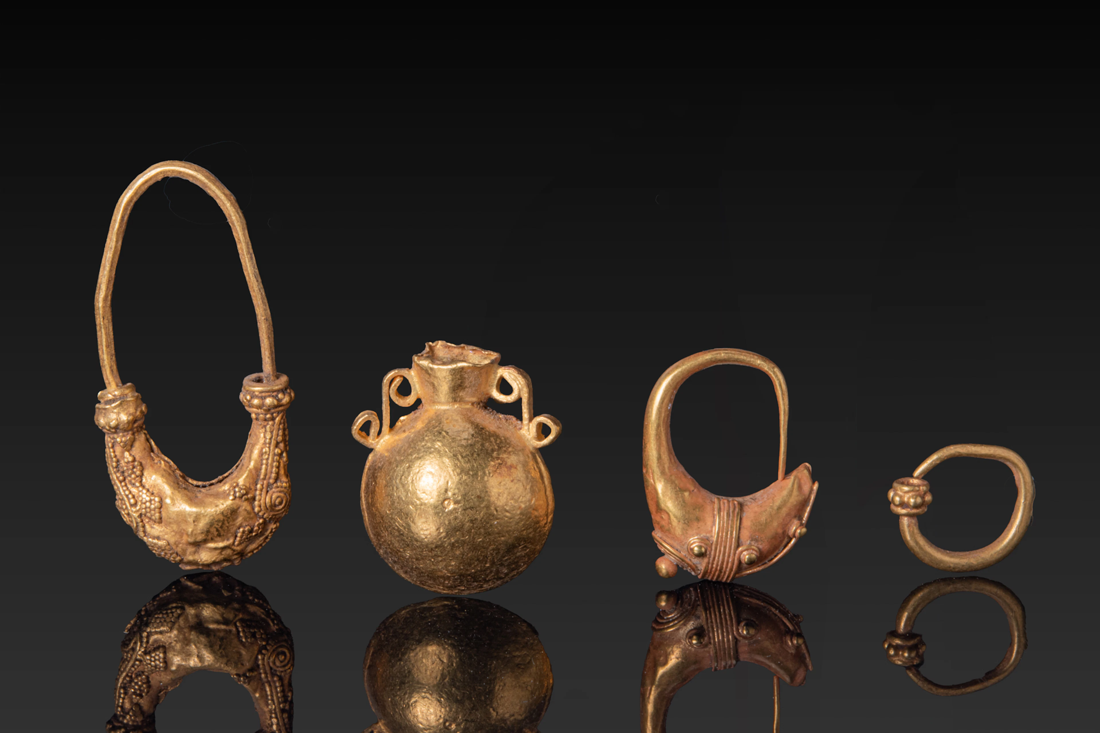 COLLECTION OF HELLENISTIC GOLD EARRINGS
