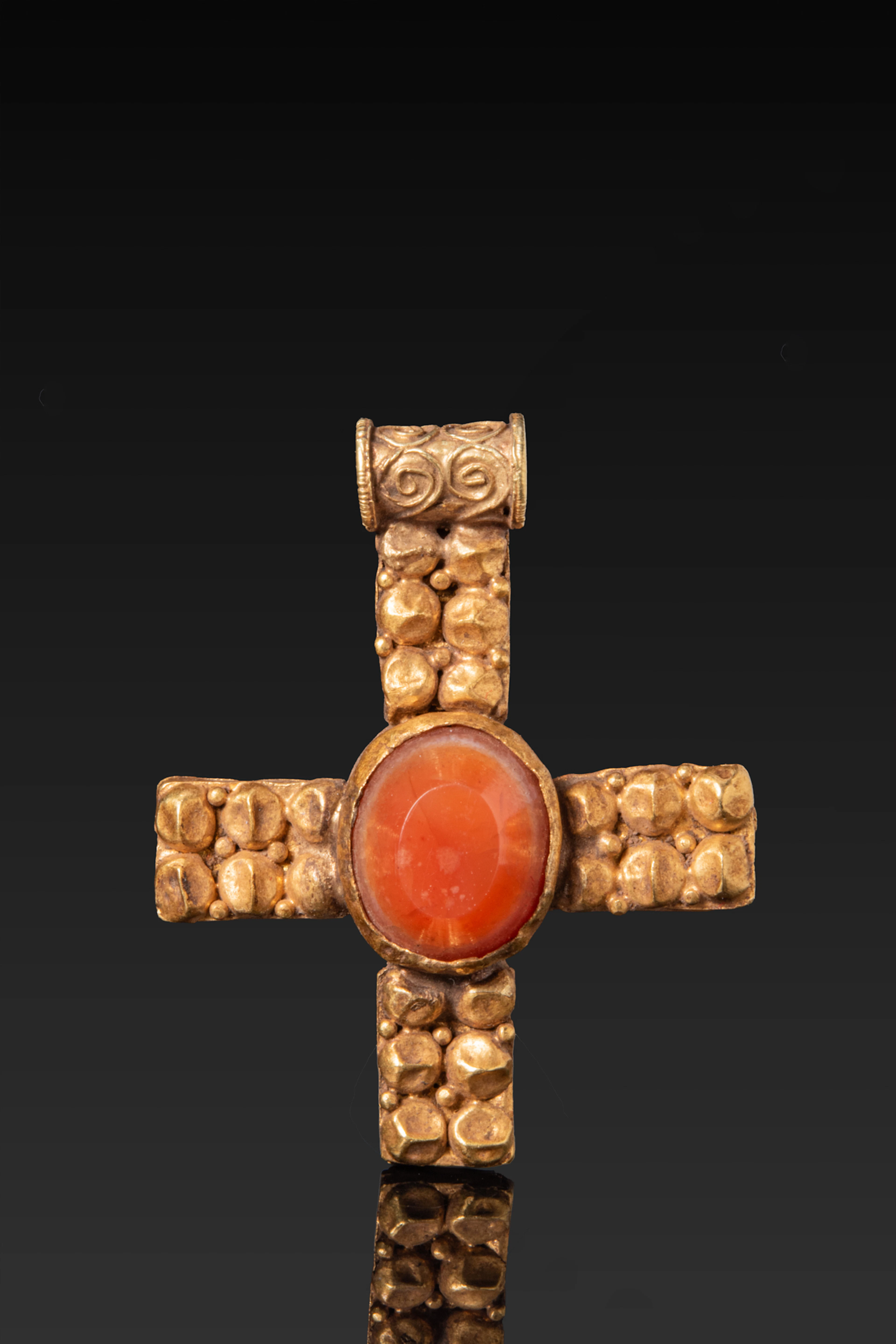 BYZANTINE HIGH KARAT GOLD CROSS PENDANT WITH CENTRAL AGATE CABOCHON