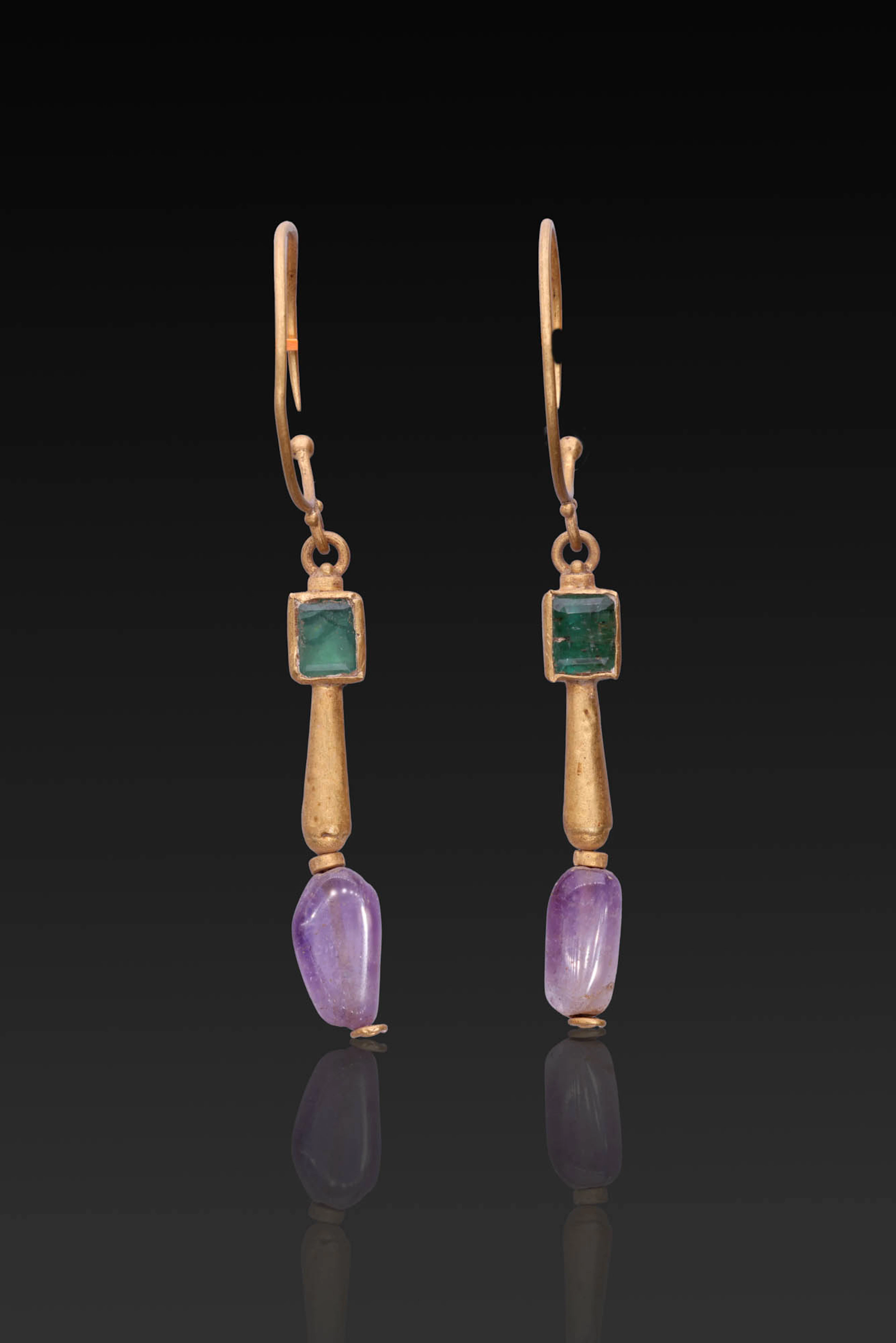 MATCHED PAIR OF ROMAN GOLD EARRINGS WITH AMETHYST PENDANTS
