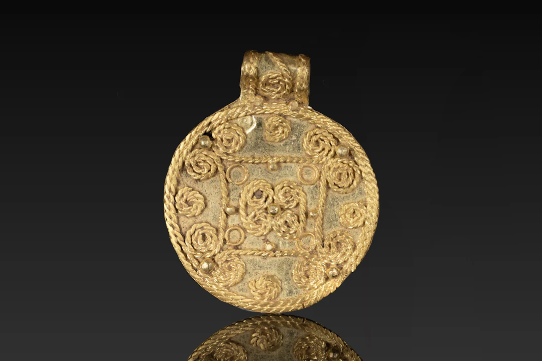 VIKING GOLD MEDALLION WITH FILIGREE AND ROPEWORK DECORATION
