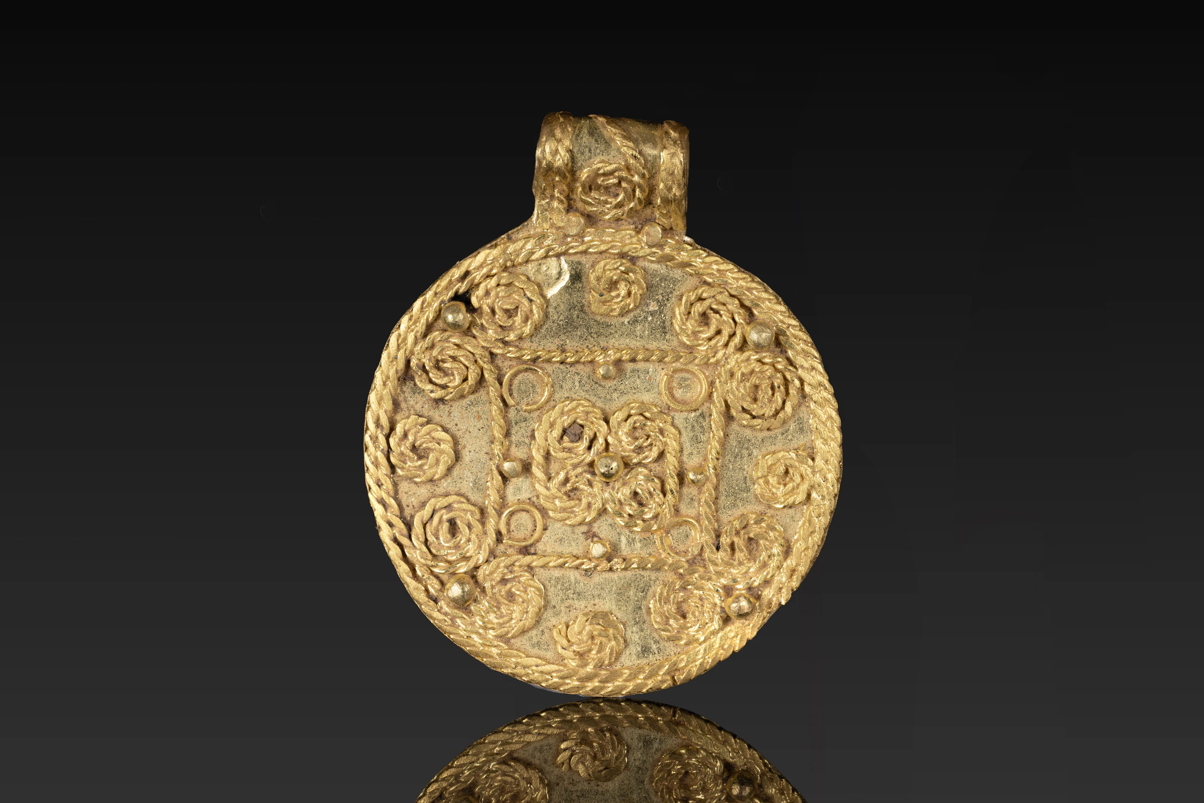 VIKING GOLD MEDALLION WITH FILIGREE AND ROPEWORK DECORATION