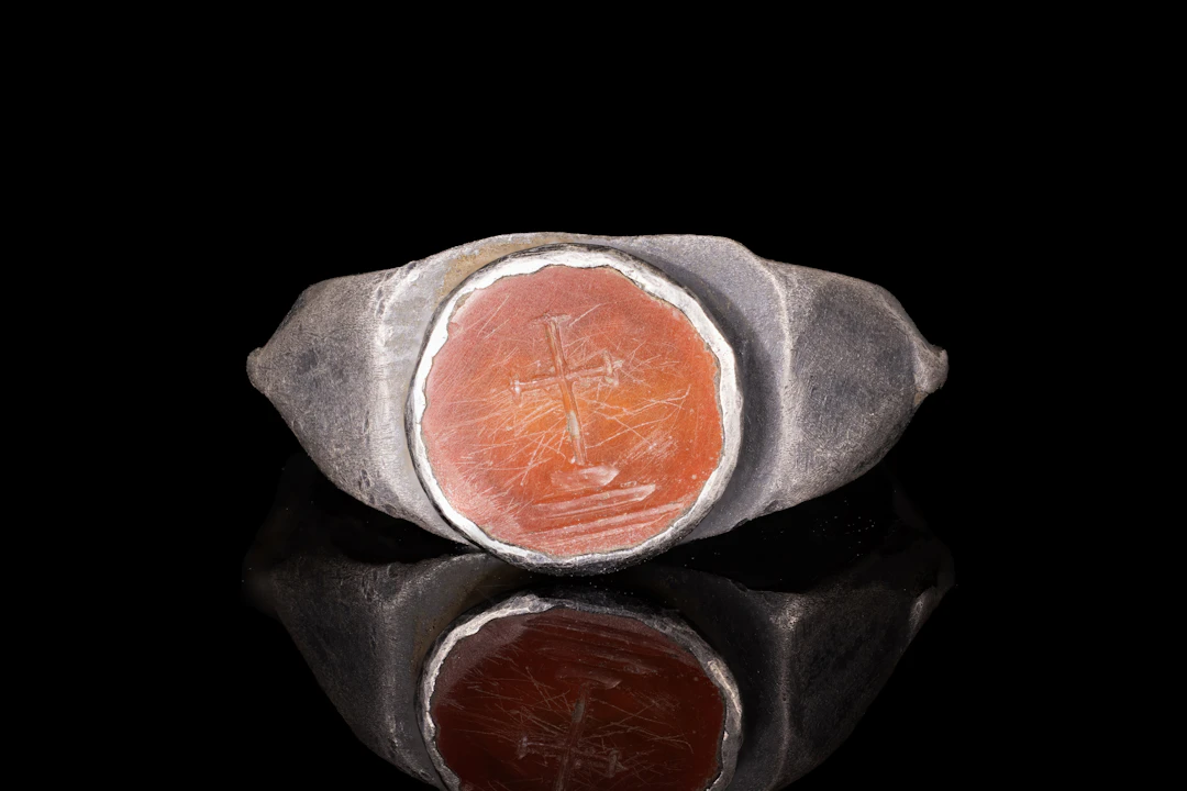 BYZANTINE CARNELIAN INTAGLIO WITH CROSS IN SILVER RING