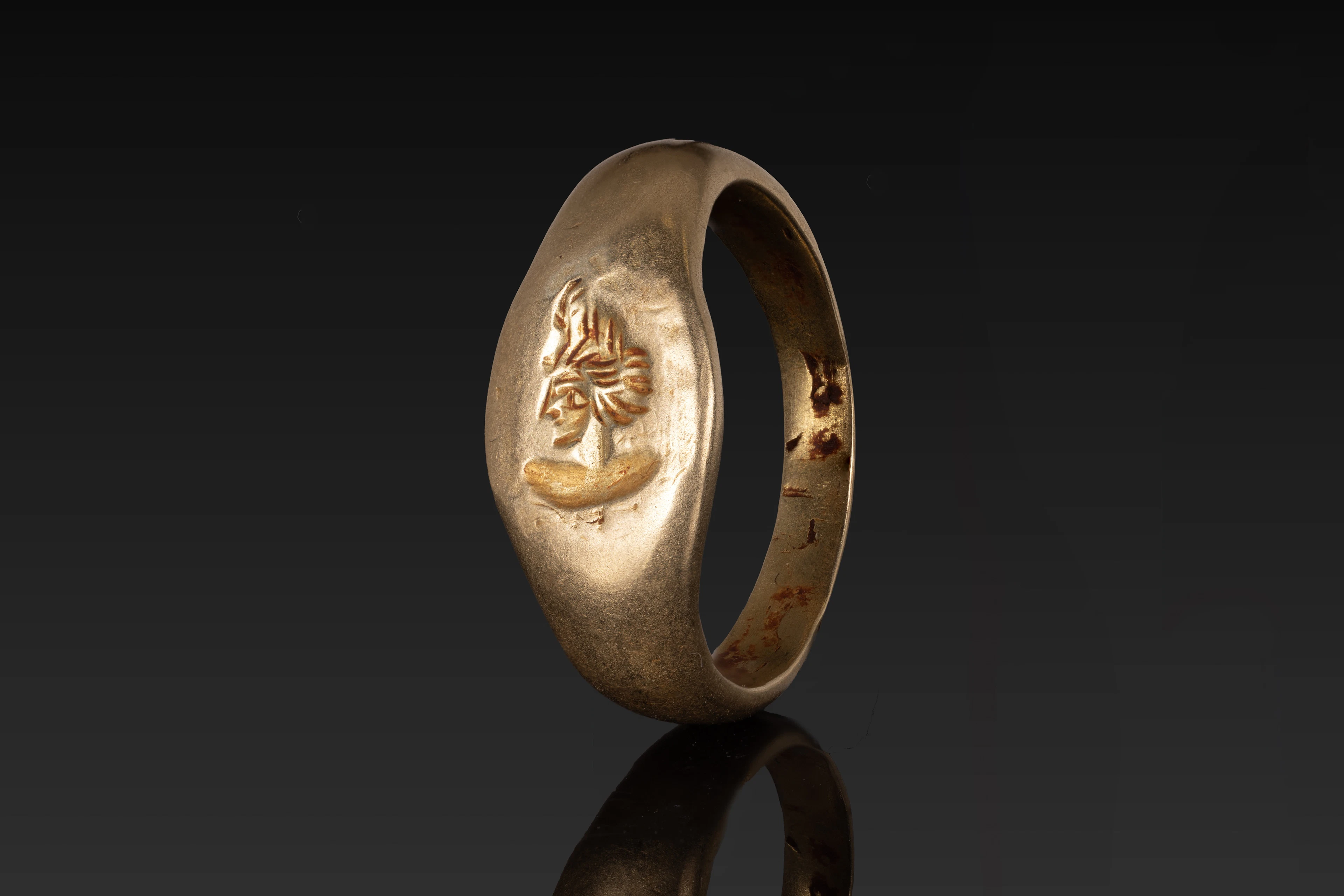 RARE MEDIEVAL SOLID GOLD RING WITH A HERO
