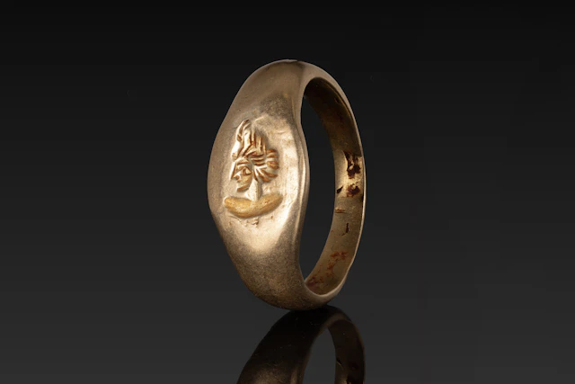 RARE MEDIEVAL SOLID GOLD RING WITH A HERO