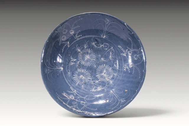 CHINESE SWATOW SLIP-DECORATED BLUE GLAZE CHARGER