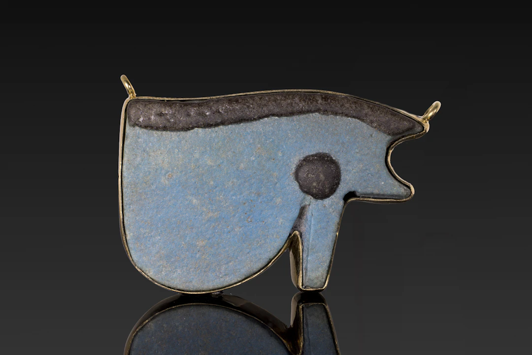 EGYPTIAN FAIENCE WEDJAT EYE AMULET IN GOLD PENDANT