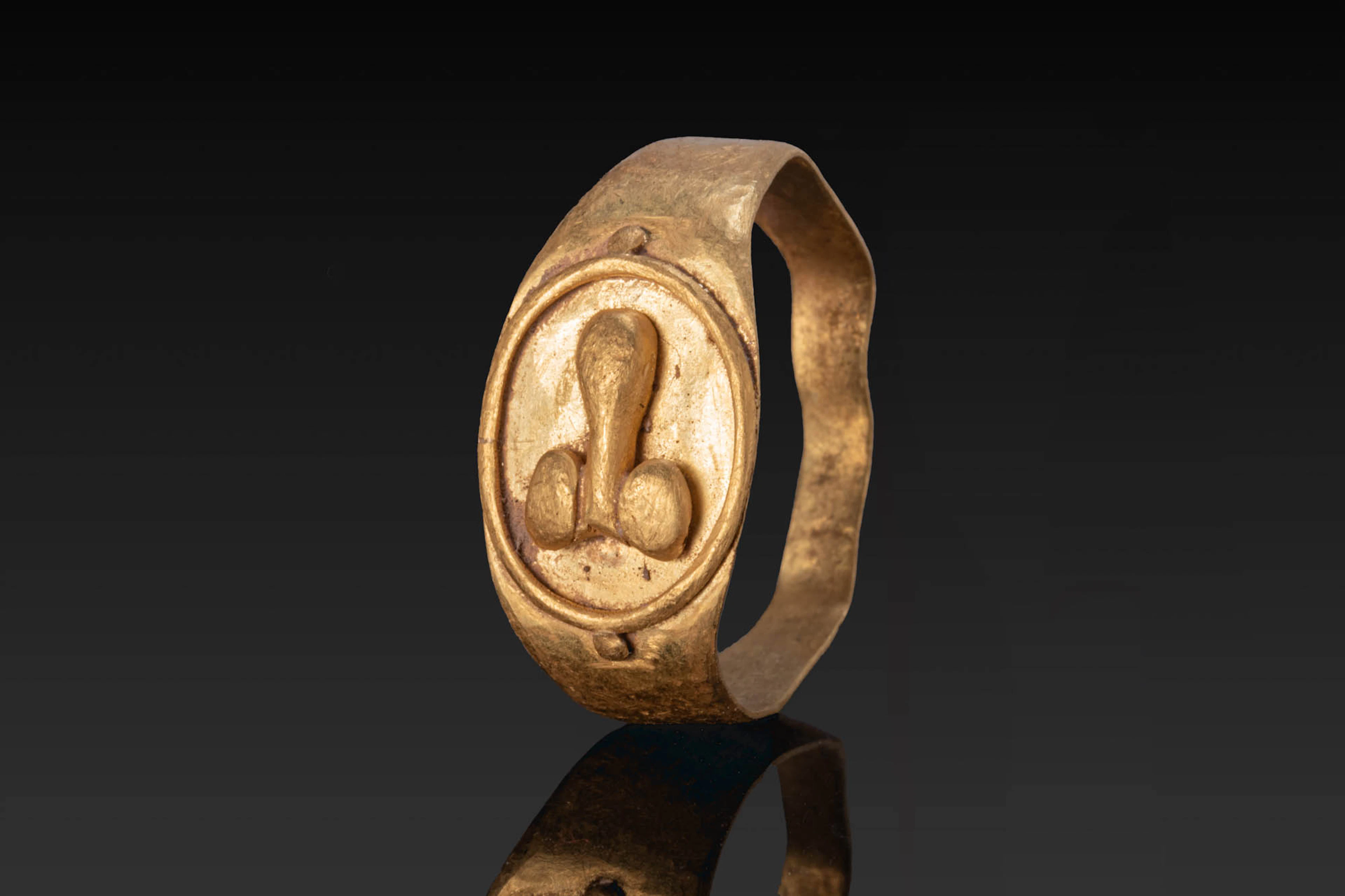 LATE ROMAN GOLD RING WITH PHALLUS