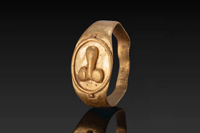 LATE ROMAN GOLD RING WITH PHALLUS