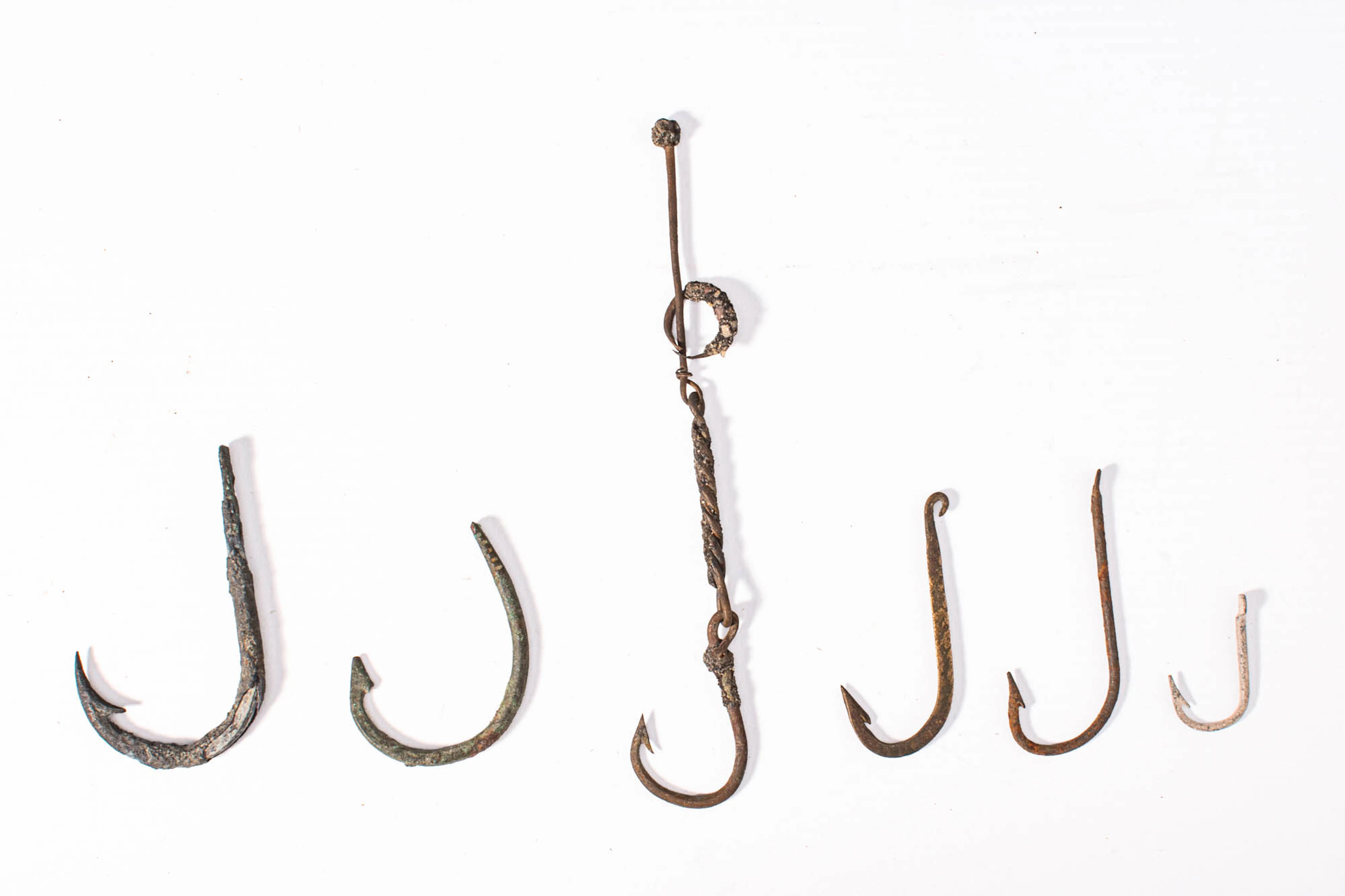 GROUP OF METAL FISH HOOKS