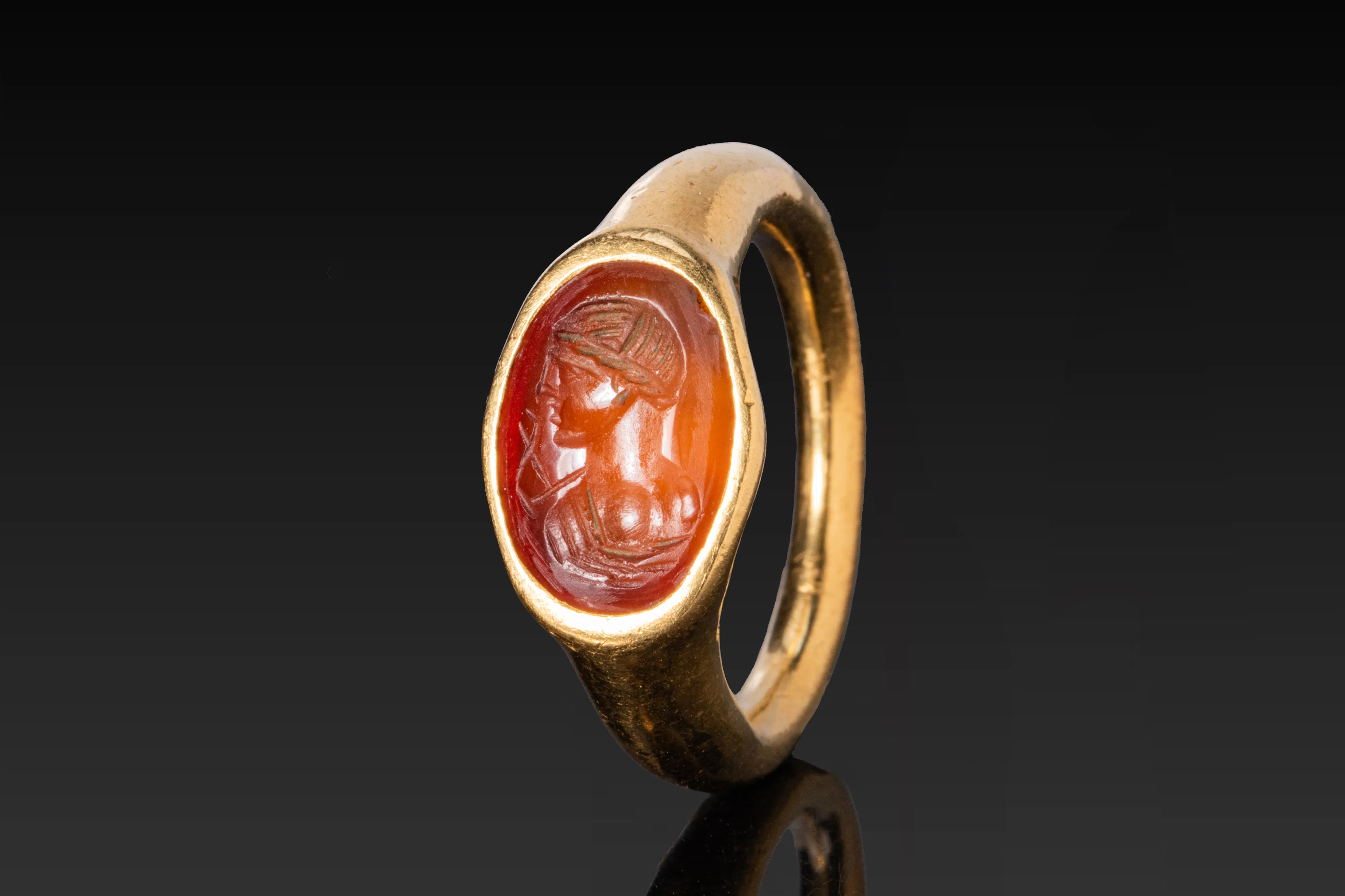 ROMAN GOLD RING WITH CARNELIAN INTAGLIO OF AN ATHLETE