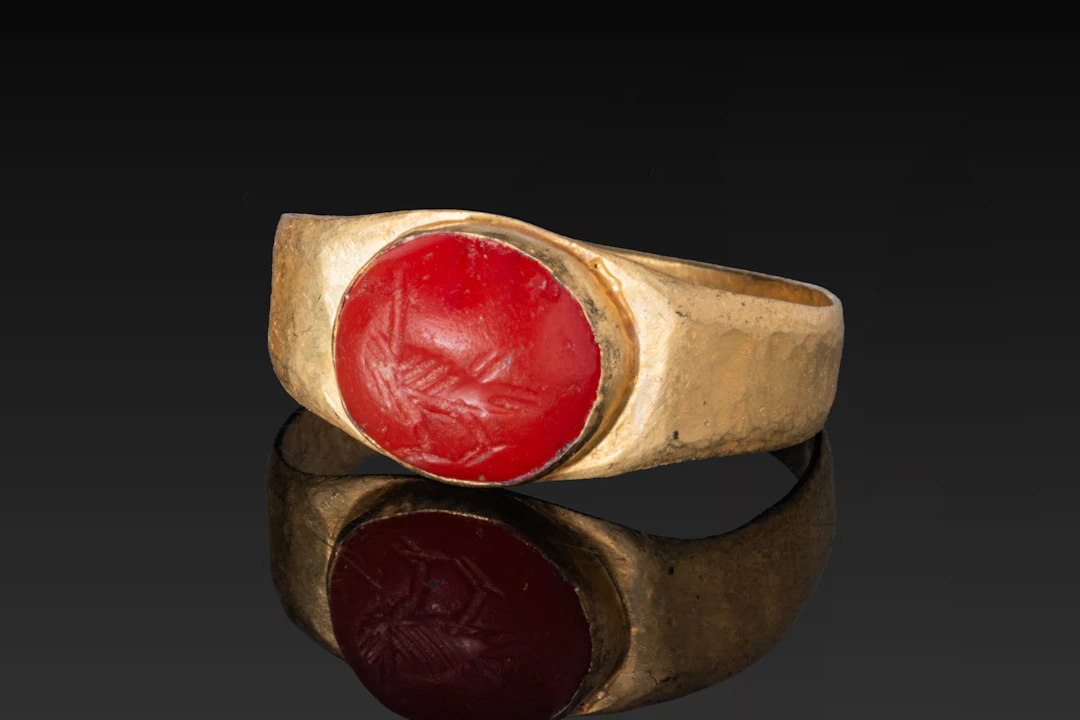 ROMAN CARNELIAN INTAGLIO OF A BIRD IN HIGH KARAT GOLD RING