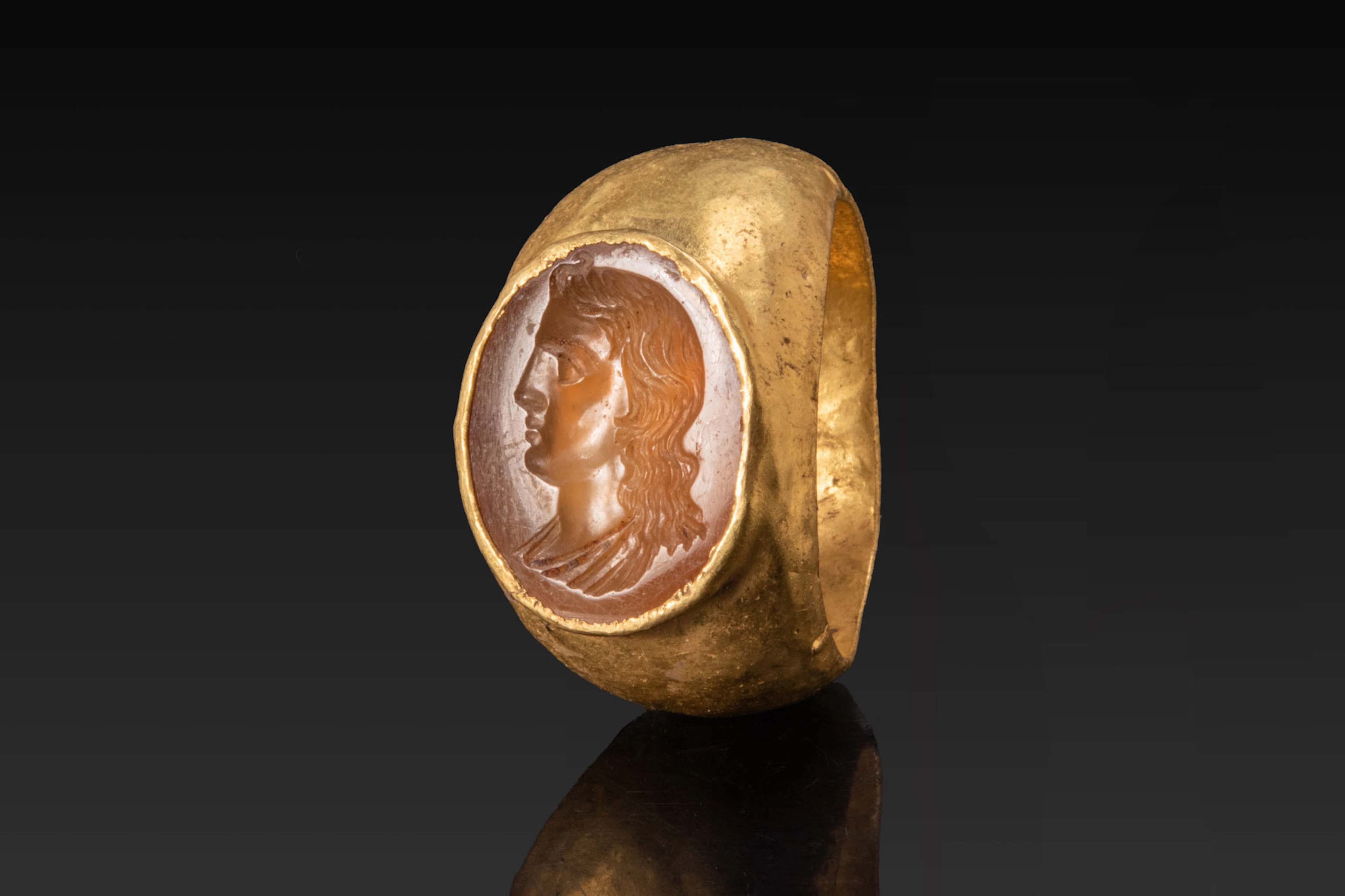 ROMAN CHALCEDONY INTAGLIO DEPICTING VENUS IN PROFILE IN GOLD RING