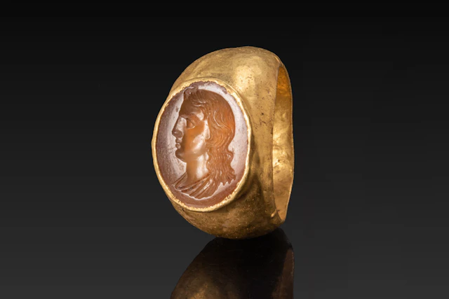 ROMAN CHALCEDONY INTAGLIO DEPICTING VENUS IN PROFILE IN GOLD RING