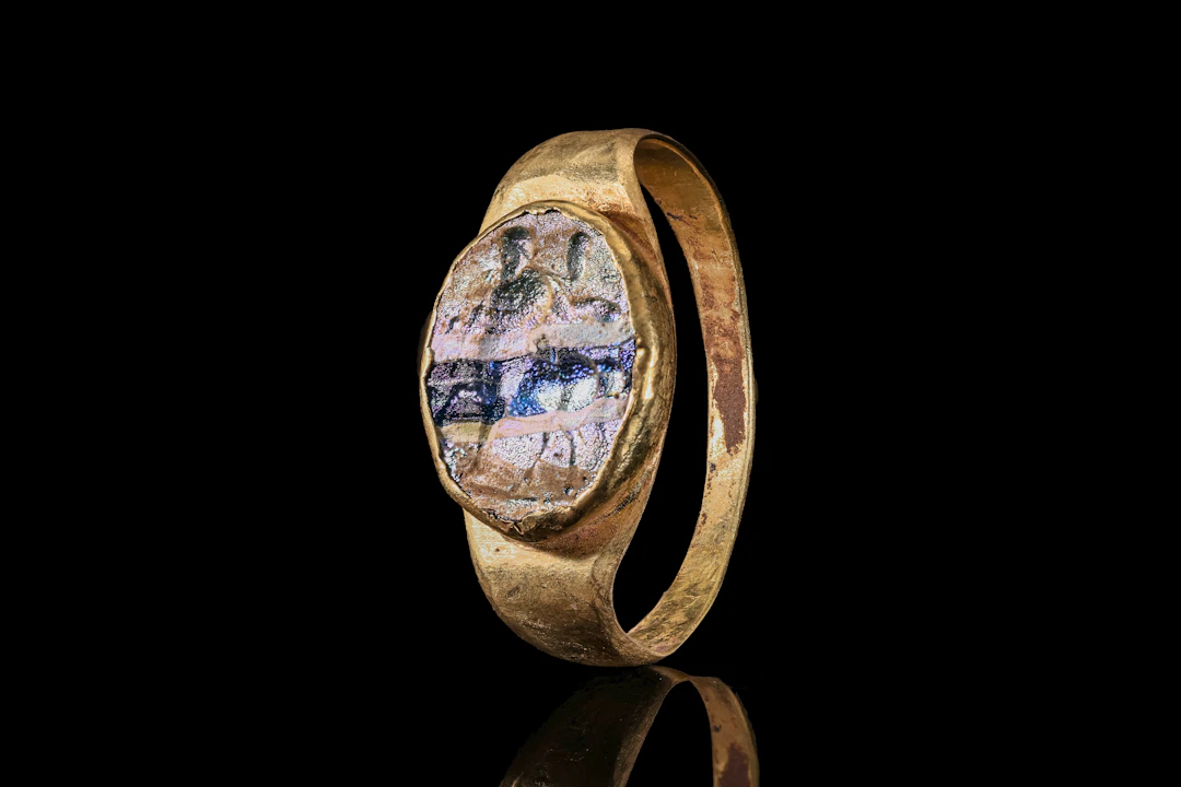 ROMAN GOLD AND GLASS INTAGLIO RING WITH CENTAUR