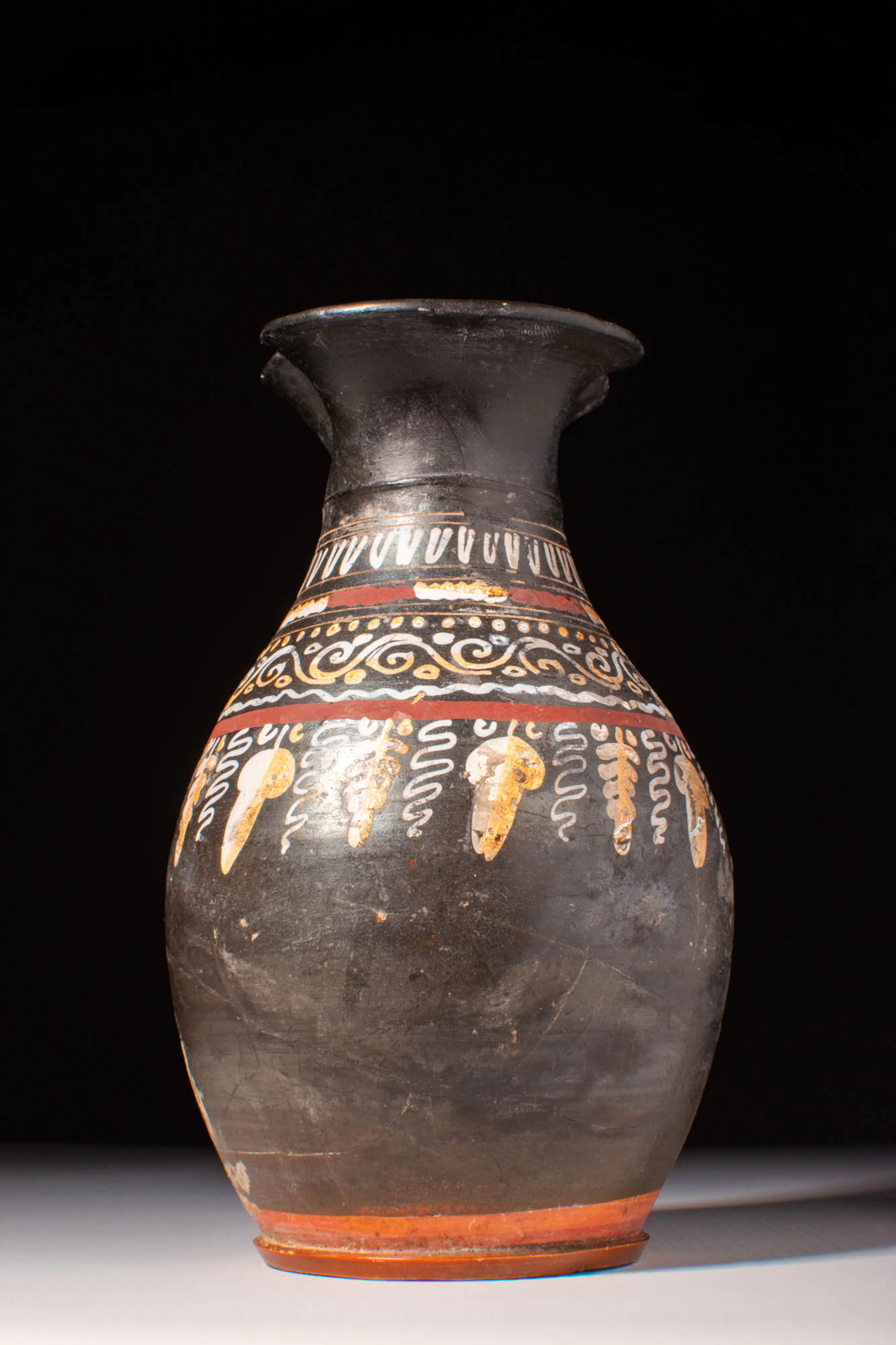 GNATHIAN OINOCHOE WITH GRAPES