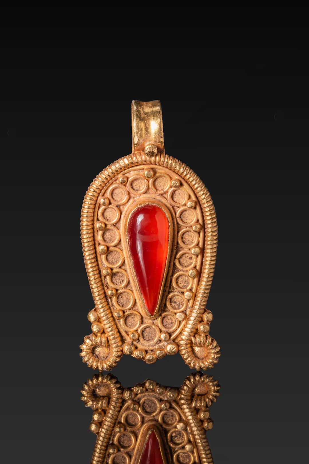 HELLENISTIC GOLD PENDANT WITH RED CARNELIAN INSET AND VOLUTES