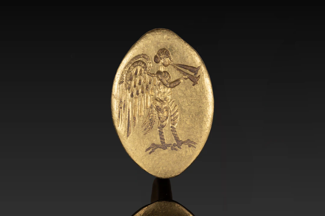 RARE GREEK GOLD RING WITH SIREN PLAYING AULOS