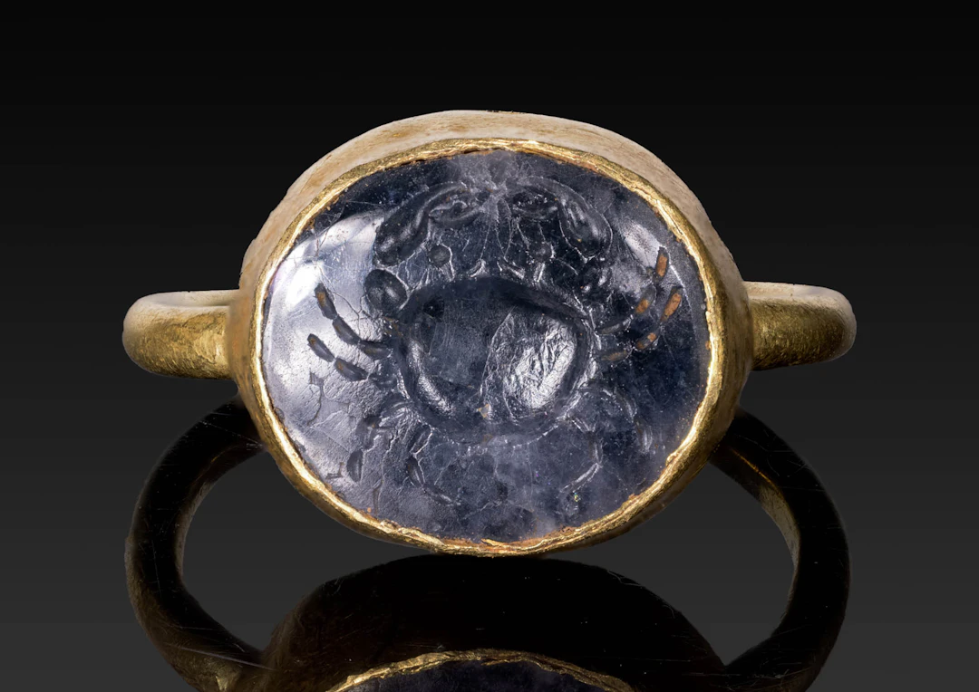 ROMAN SPINEL INTAGLIO DEPICTING CRAB IN GOLD RING