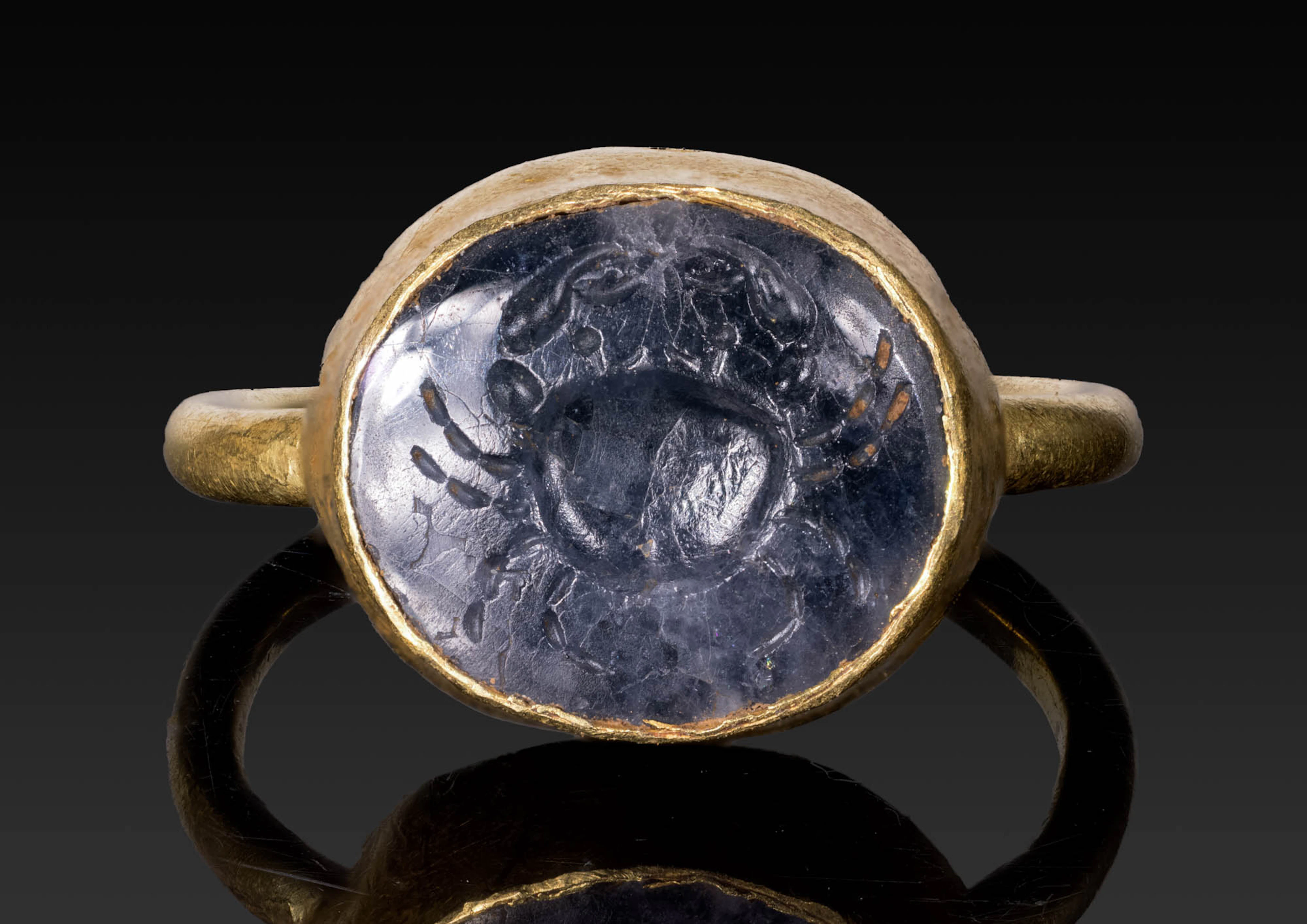 ROMAN SPINEL INTAGLIO DEPICTING CRAB IN GOLD RING