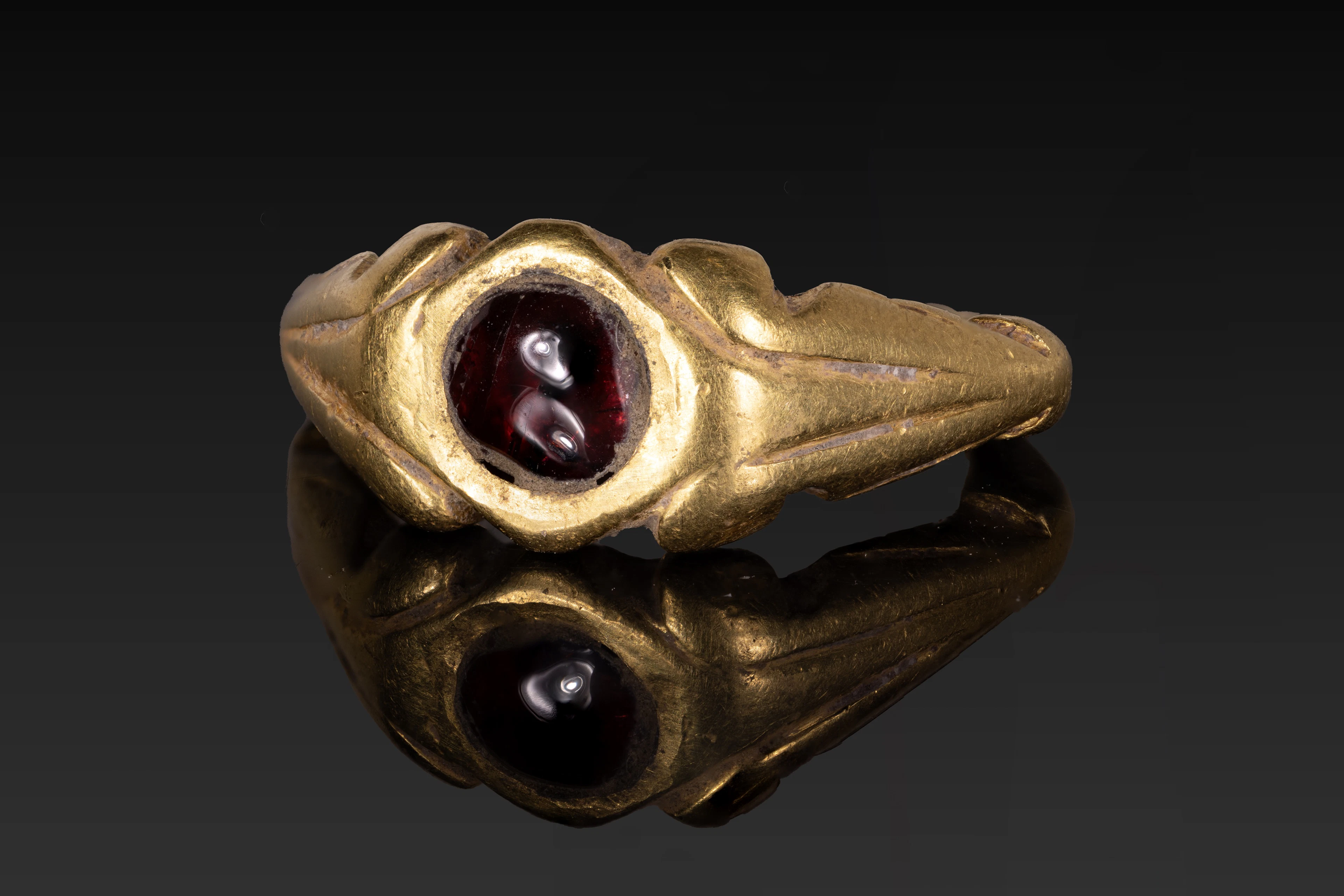 LATE ROMAN GOLD RING WITH RED GARNET CABOCHON