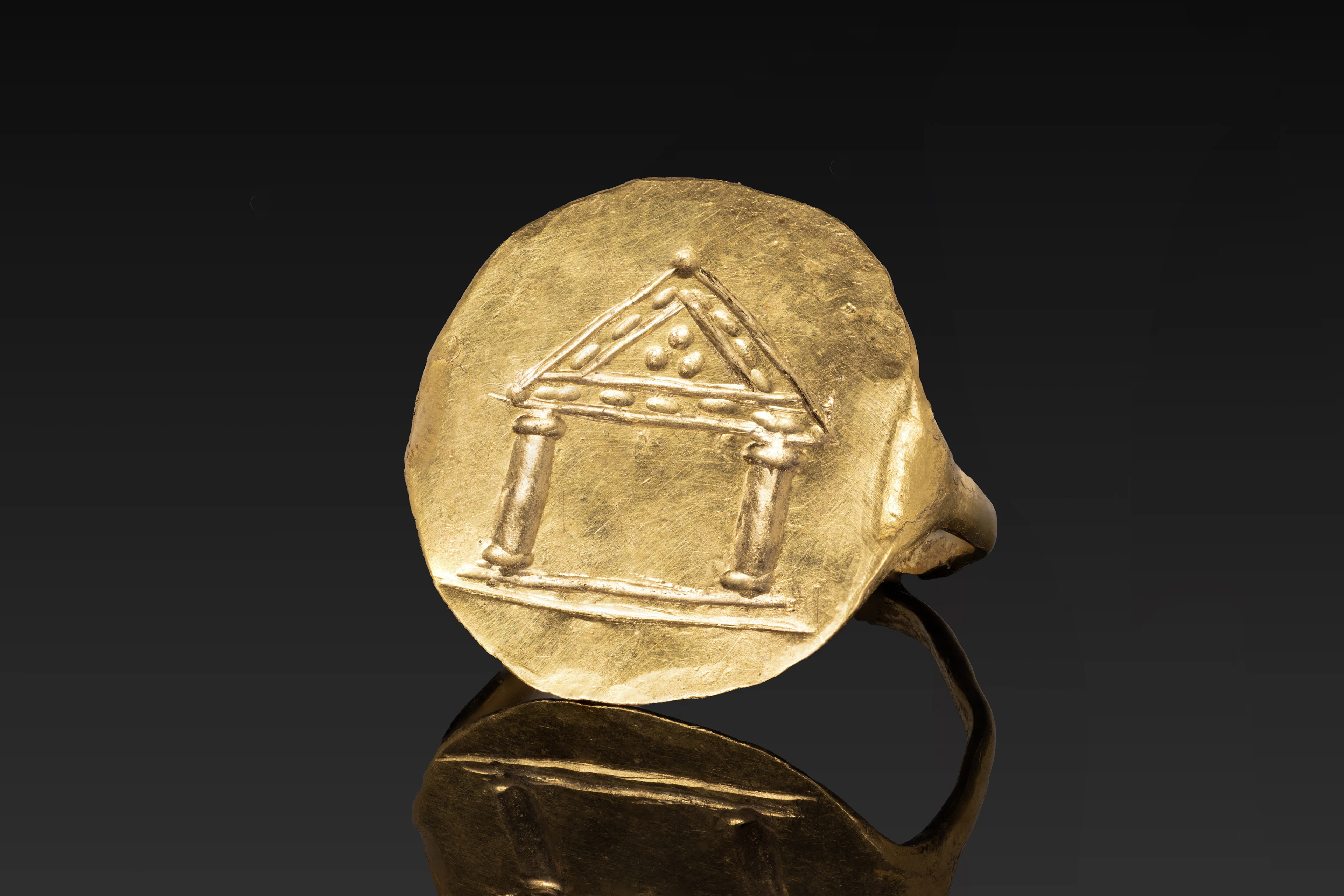 GREEK GOLD RING WITH TEMPLE ENGRAVED