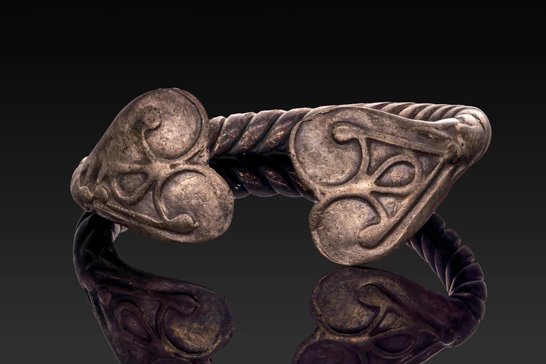 VIKING SILVER BRACELET WITH HEART-SHAPED FINIALS
