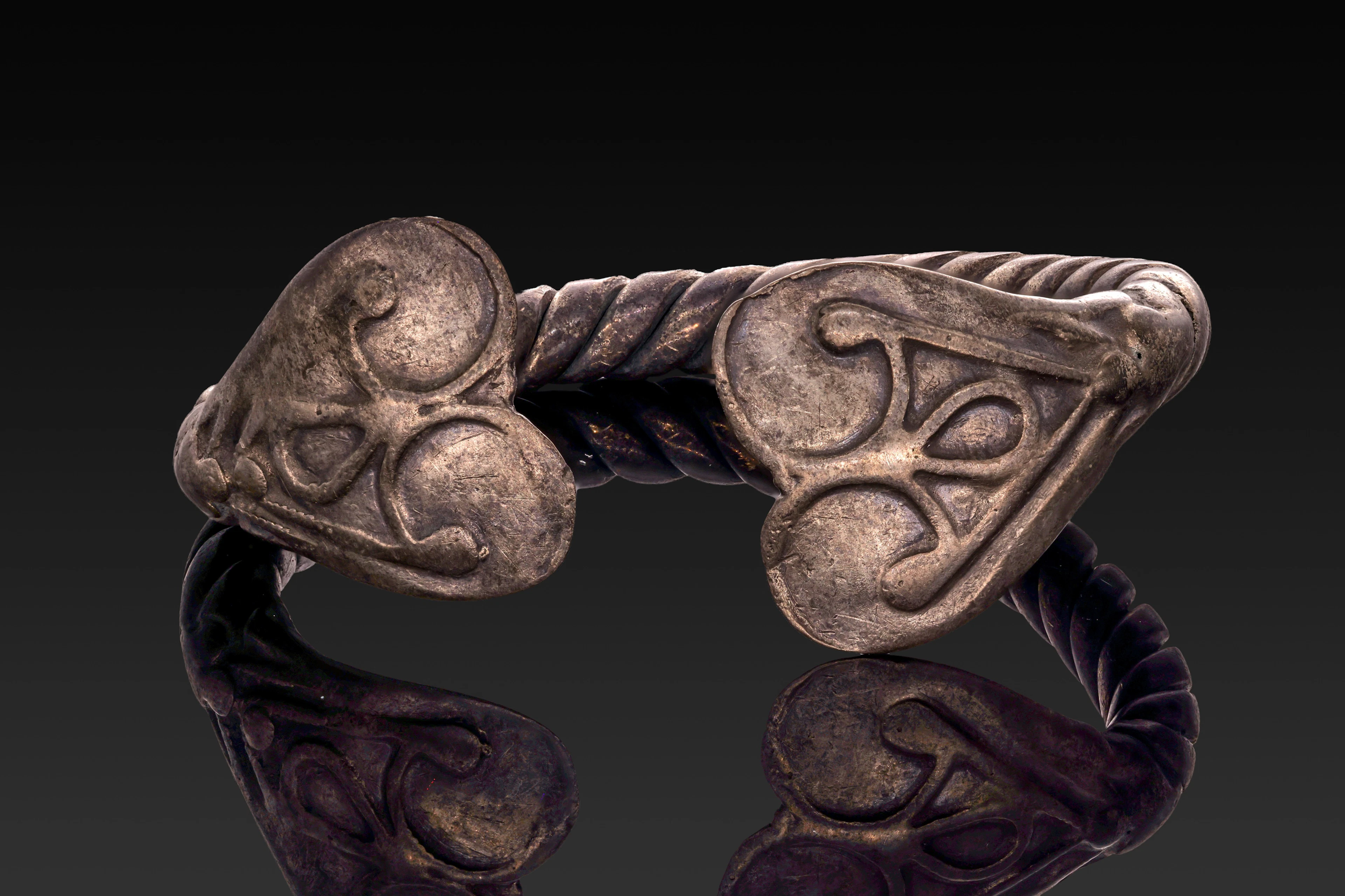 VIKING SILVER BRACELET WITH HEART-SHAPED FINIALS
