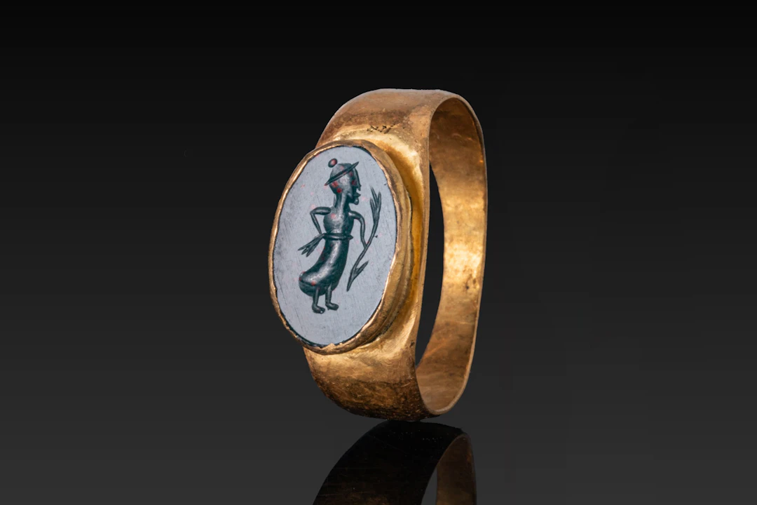 ROMAN BLOODSTONE INTAGLIO OF A GODDESS IN HIGH KARAT GOLD RING
