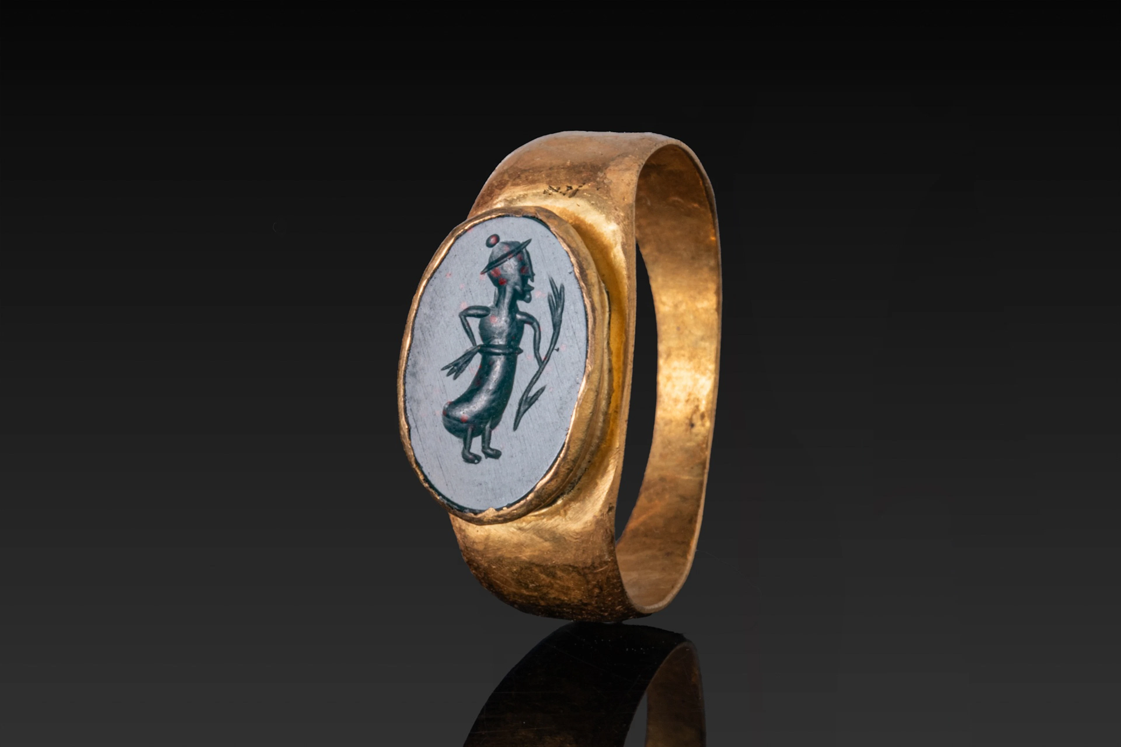 ROMAN BLOODSTONE INTAGLIO OF A GODDESS IN HIGH KARAT GOLD RING